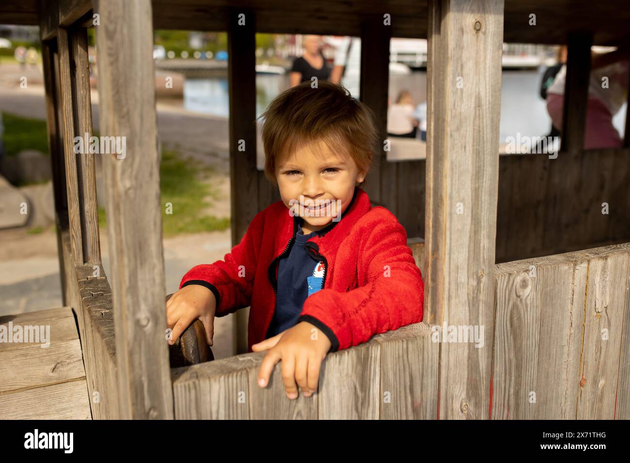 Bella città Kristiansand in Norvegia, famiglia in visita in Norvegia per le vacanze estive, i bambini godono di una vista incredibile Foto Stock