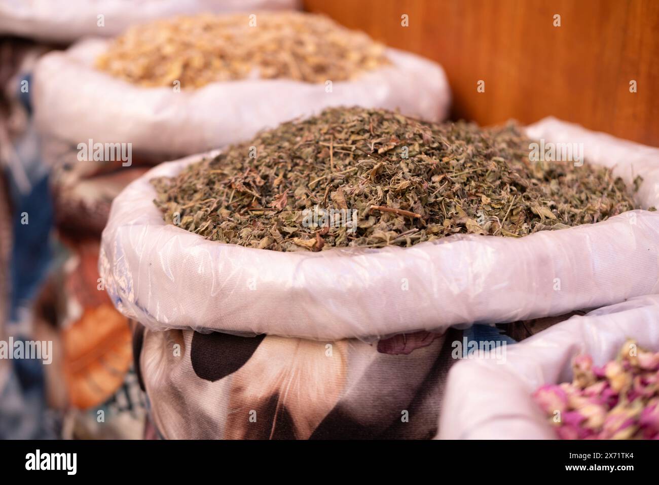 Spezie orientali marocchine, calore cultura marocchina, sfumature orientali tradizionali, patrimonio culinario del Nord Africa, suk Marrakech Foto Stock
