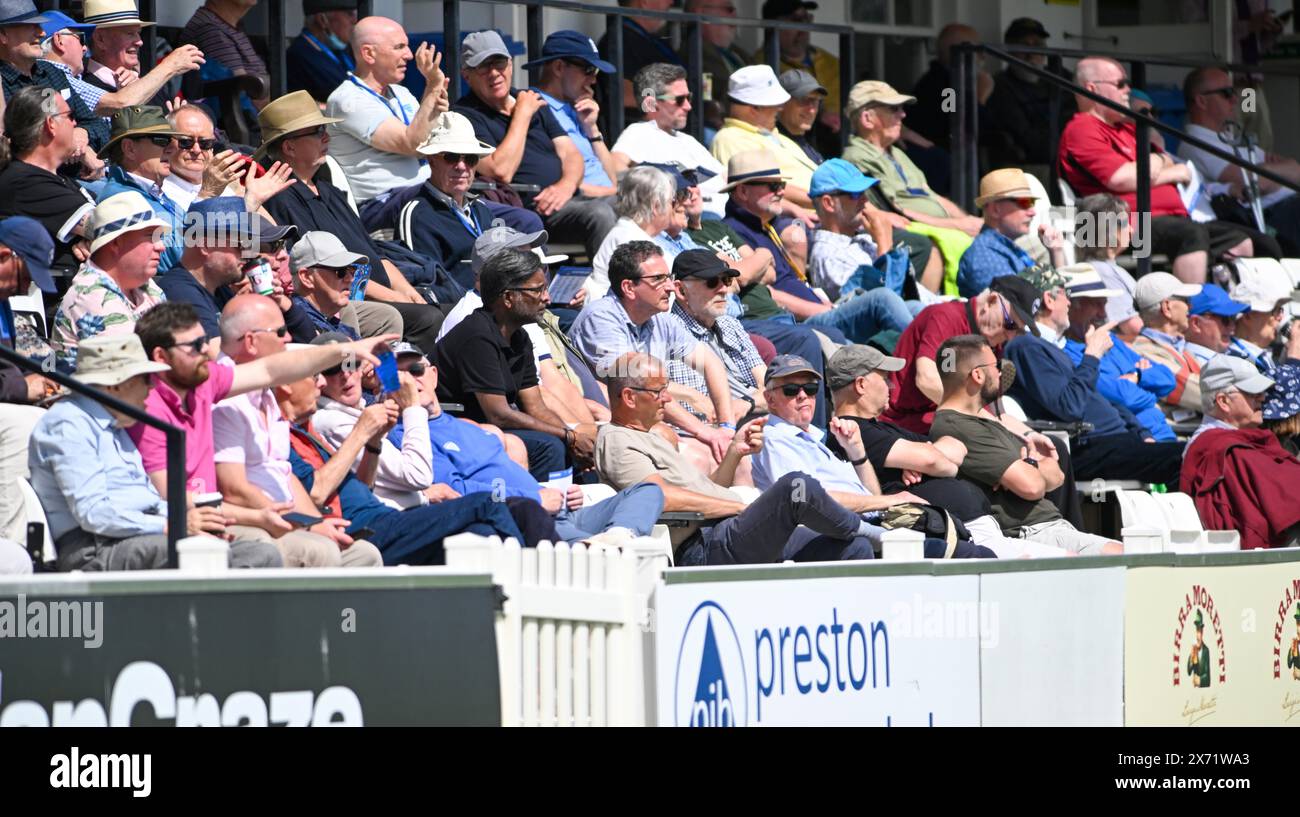 Hove UK 17 maggio 2024 - Una bella giornata di sole per gli spettatori che guardano il primo giorno della partita di cricket Vitality County Championship League Two tra Sussex e Yorkshire al 1° Central County Ground di Hove: Credit Simon Dack /TPI/ Alamy Live News Foto Stock