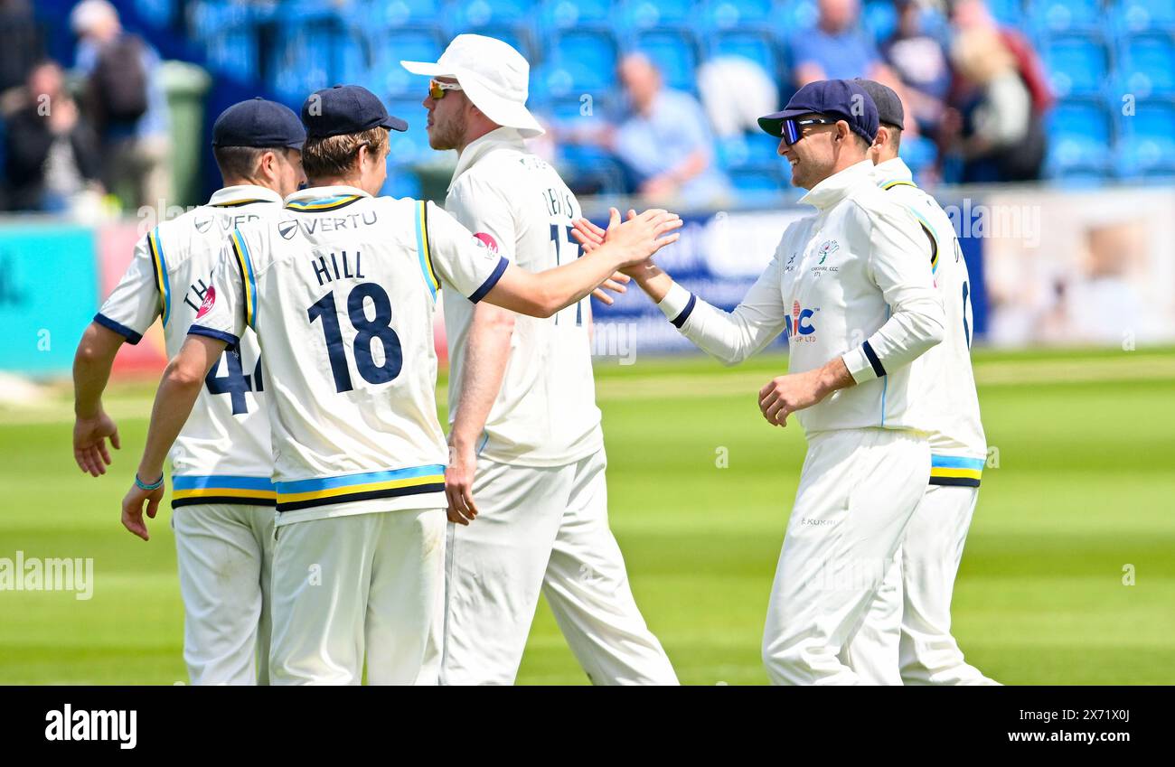 Hove Regno Unito 17 maggio 2024 - Joe Root (a destra) e George Hill dello Yorkshire sembrano felici dopo la sessione mattutina del primo giorno della partita di cricket Vitality County Championship League Two tra Sussex e Yorkshire al 1st Central County Ground a Hove : accreditare Simon Dack /TPI/ Alamy Live News Foto Stock