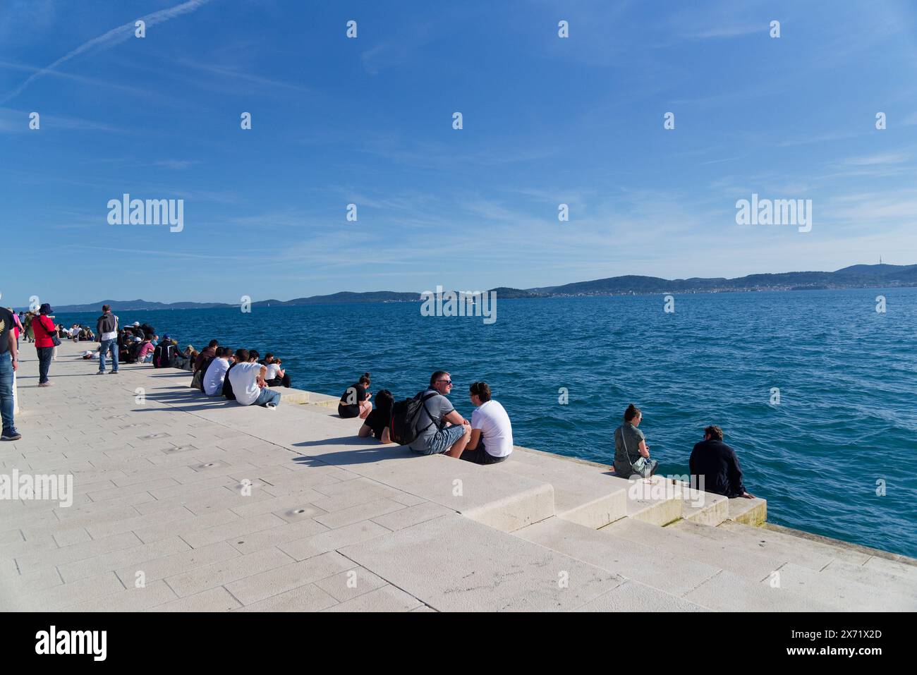 les quais de zadar sur la cote dalmate près des orgues marines de Nikola Bašić avec la foules des Tourist qui attendent le célèbre coucher de soleil Foto Stock