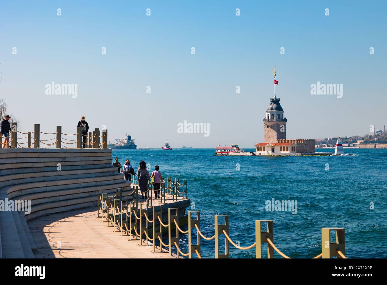 Vista di Kiz Kulesi dalla costa di Salacak di nuova costruzione a Istanbul. Istanbul, Turkiye - 4.5.2024 Foto Stock