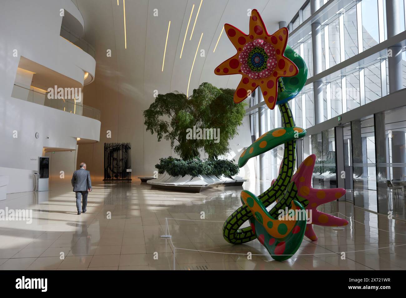 Baku, Azerbaigian - 30 aprile 2024: Yayoi Kusama Fiori che fioriscono domani nel centro di Heydar Aliyev Foto Stock