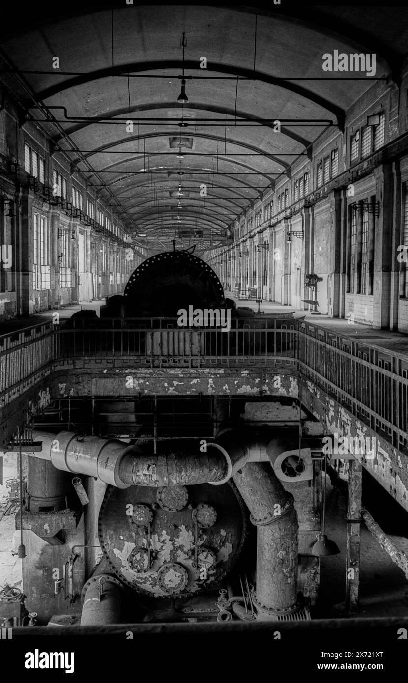 Bitterfeld Deutschland, Bitterfeld, 31.03.1992, Chemiekombinat Bitterfeld, stillgelegtes Kraftwerk Bitterfeld ehem. Elektrokohle Bitterfeld, Maschinenhalle, turbina, Â *** Bitterfeld Germania, Bitterfeld, 31 03 1992, Chemiekombinat Bitterfeld, centrale elettrica dismessa Bitterfeld ex Elektrokohle Bitterfeld, sala macchine, turbina, Â Foto Stock