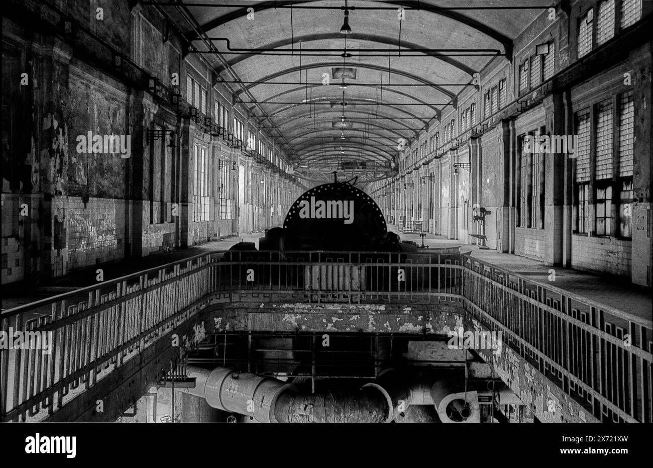 Bitterfeld Deutschland, Bitterfeld, 31.03.1992, Chemiekombinat Bitterfeld, stillgelegtes Kraftwerk Bitterfeld ehem. Elektrokohle Bitterfeld, Maschinenhalle, turbina, Â *** Bitterfeld Germania, Bitterfeld, 31 03 1992, Chemiekombinat Bitterfeld, centrale elettrica dismessa Bitterfeld ex Elektrokohle Bitterfeld, sala macchine, turbina, Â Foto Stock