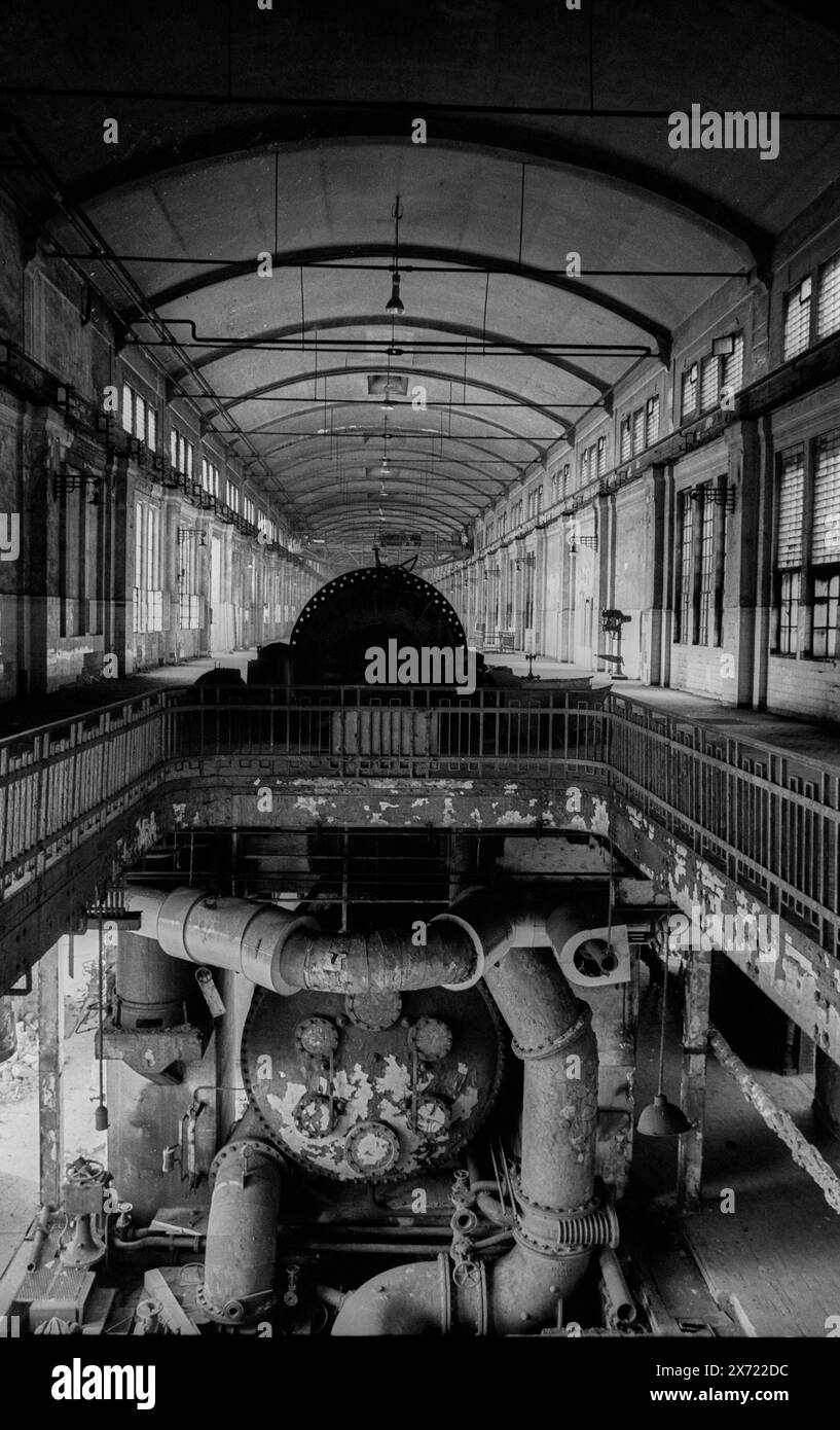 Bitterfeld Deutschland, Bitterfeld, 31.03.1992, Chemiekombinat Bitterfeld, stillgelegtes Kraftwerk Bitterfeld ehem. Elektrokohle Bitterfeld, Maschinenhalle, turbina, Â *** Bitterfeld Germania, Bitterfeld, 31 03 1992, Chemiekombinat Bitterfeld, centrale elettrica dismessa Bitterfeld ex Elektrokohle Bitterfeld, sala macchine, turbina, Â Foto Stock