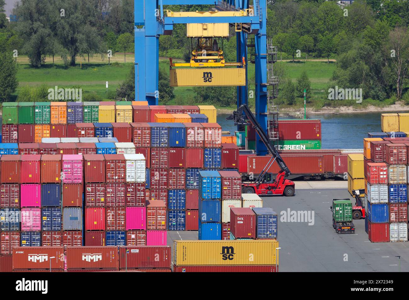 Duisburg, regione della Ruhr, Renania settentrionale-Vestfalia, Germania - terminal container nel porto di Duisburg sul Reno a Wanheim-Angerhausen, trasporto combinato Foto Stock