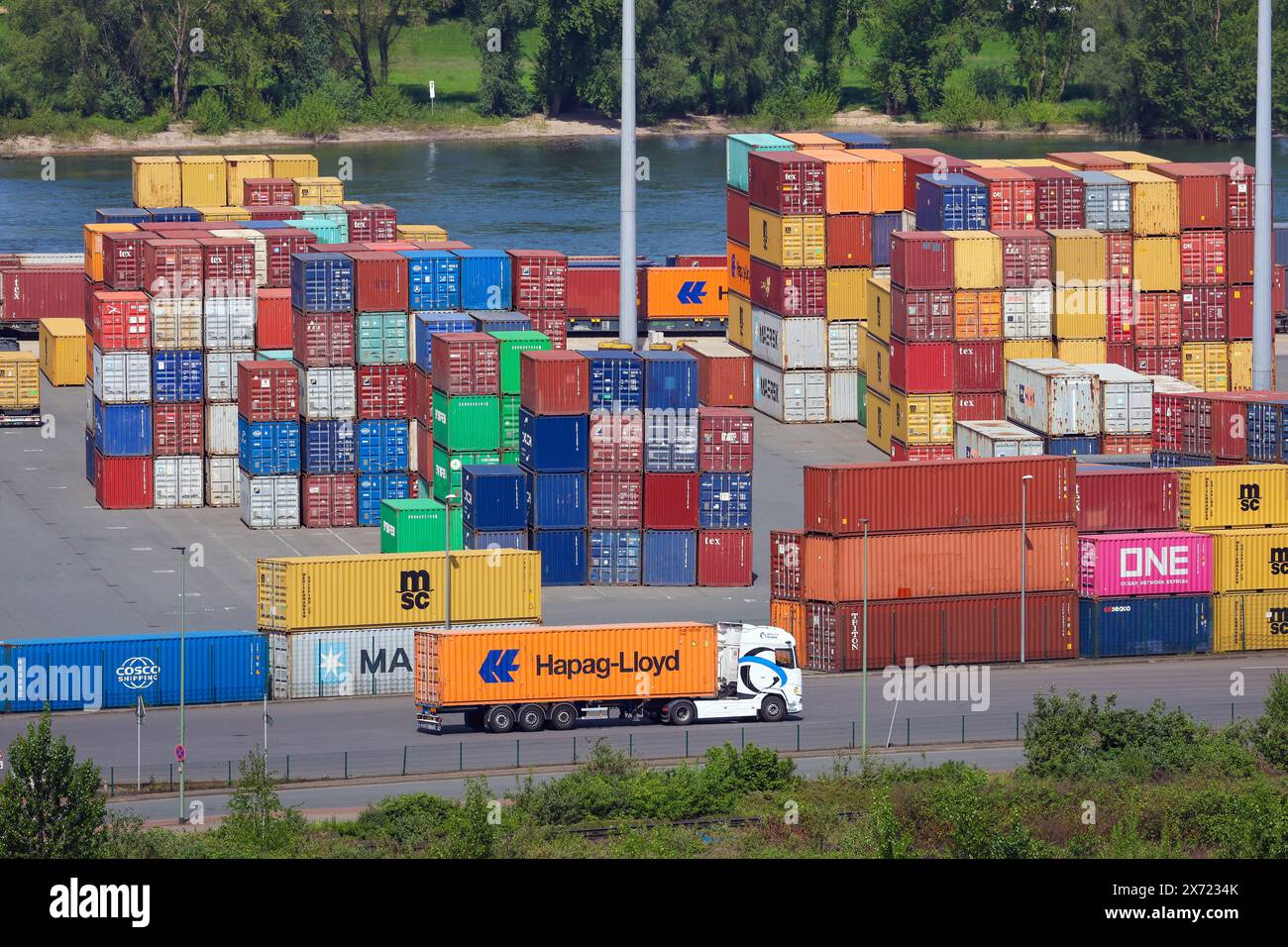 Duisburg, regione della Ruhr, Renania settentrionale-Vestfalia, Germania - terminal container nel porto di Duisburg sul Reno a Wanheim-Angerhausen, trasporto combinato Foto Stock