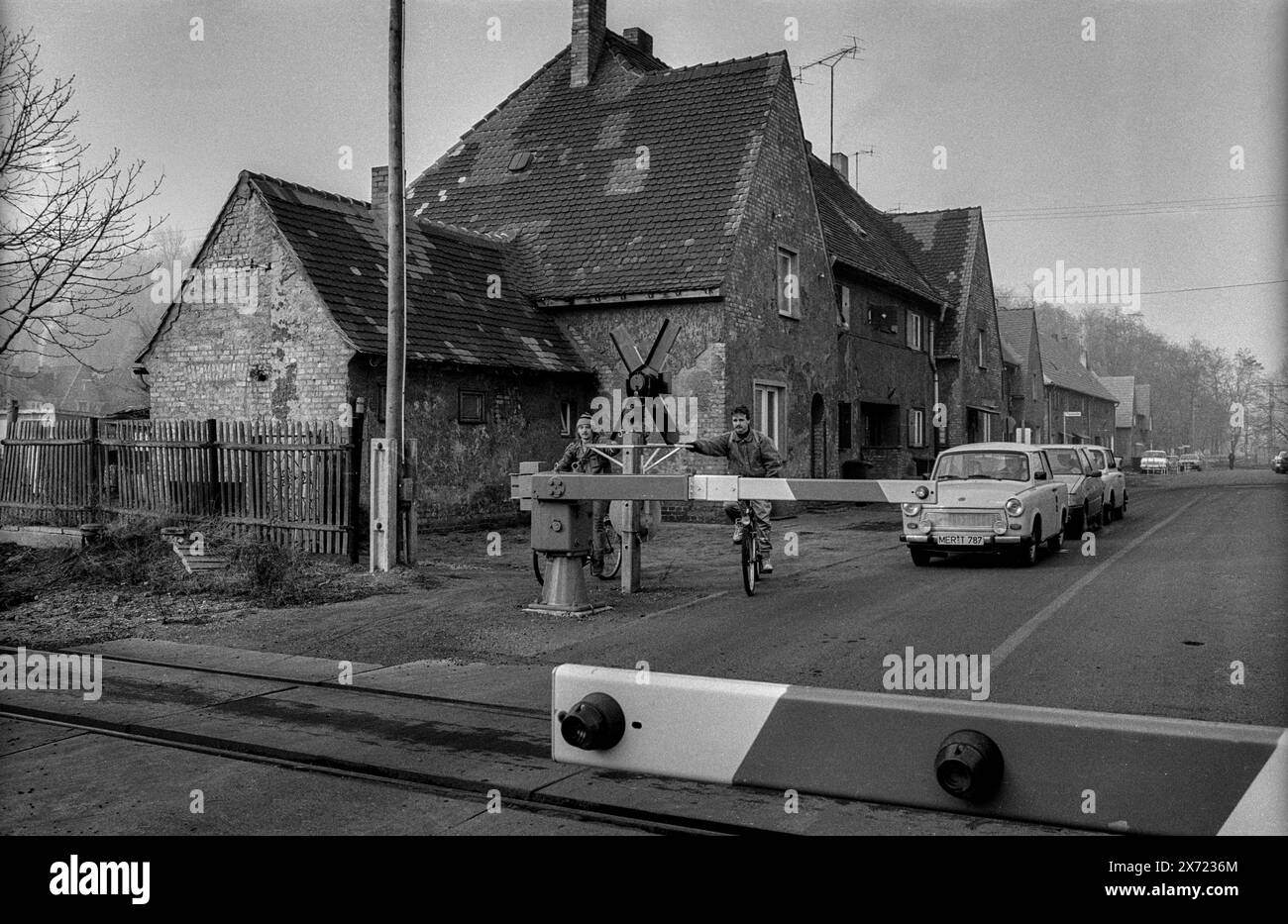 Merseburg Deutschland, Merseburg, 15.01.1992, Fahrradfahrer, Autos, Schranke, Â *** Merseburg Germania, Merseburg, 15 01 1992, ciclista, automobili, barriera, Â Foto Stock