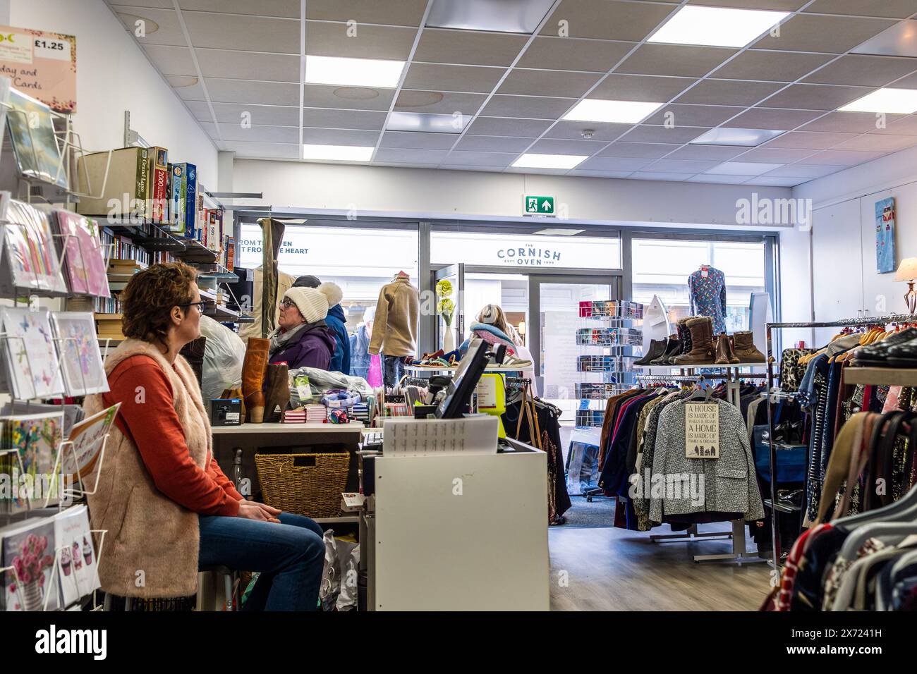 L'interno di un negozio di beneficenza a Newquay, in Cornovaglia, nel Regno Unito. Foto Stock