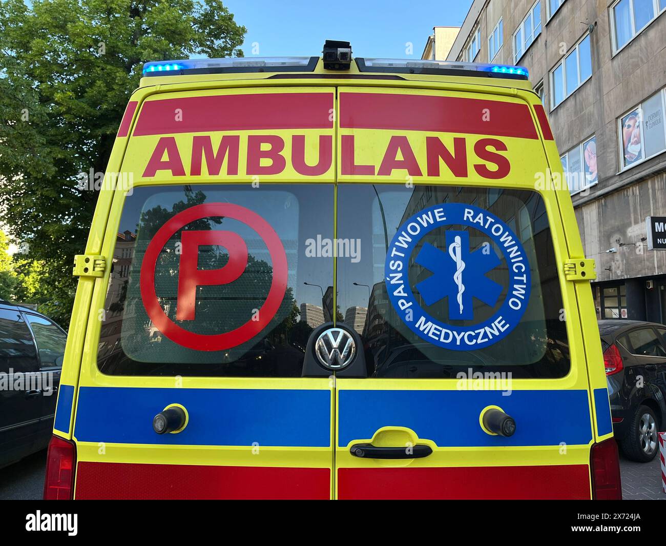 Warschau, Polonia. 17 maggio 2024. Un'ambulanza polacca con la scritta "Ambulans" (ambulanza) è parcheggiata su una strada. Crediti: Doris Heimann/dpa/Alamy Live News Foto Stock