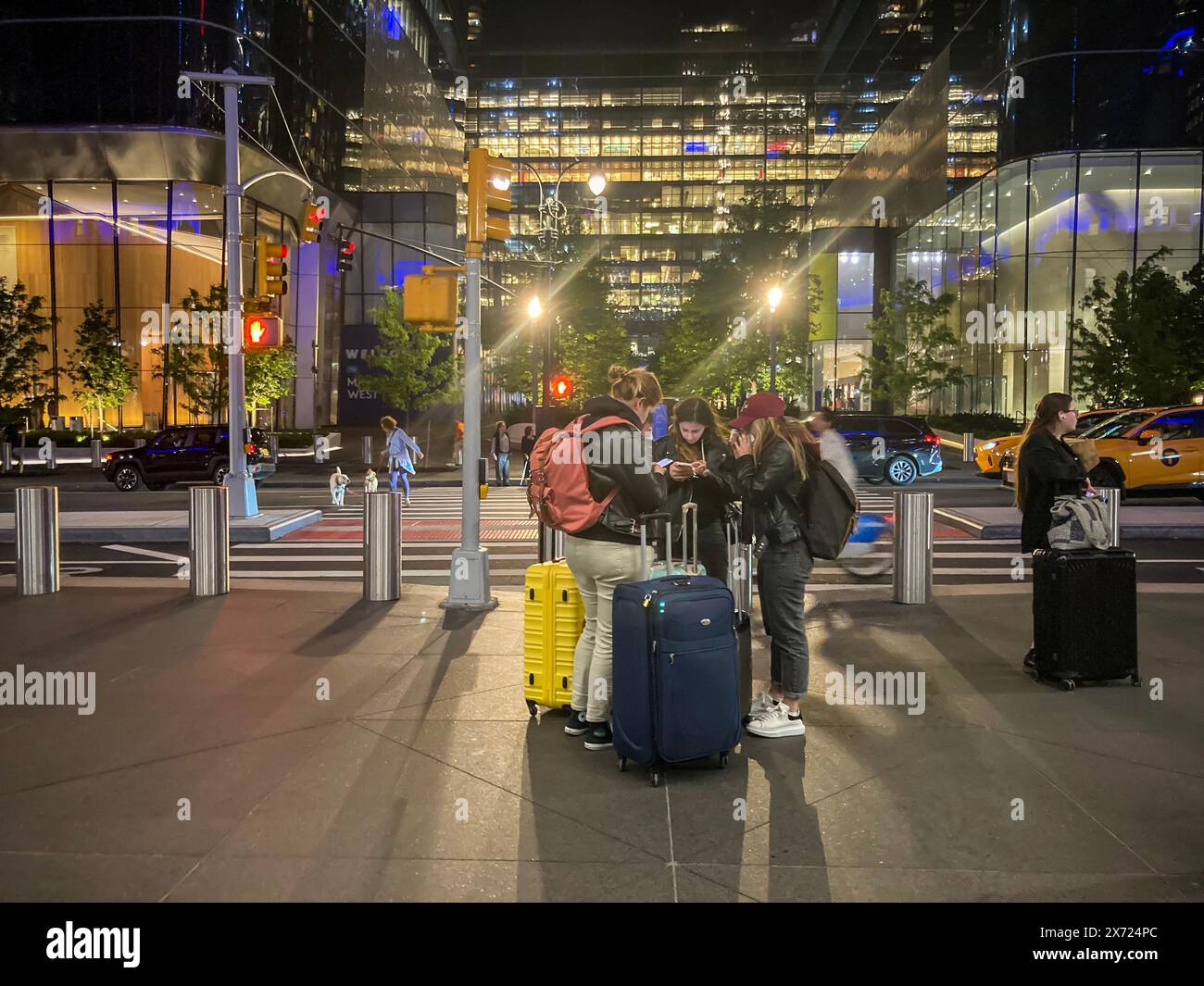 I viaggiatori che escono dalla Moynihan Train Hall presso la Pennsylvania Station di fronte a Manhattan West, lo sviluppo a New York è previsto mercoledì 8 maggio 2024. (© Frances M. Roberts) Foto Stock