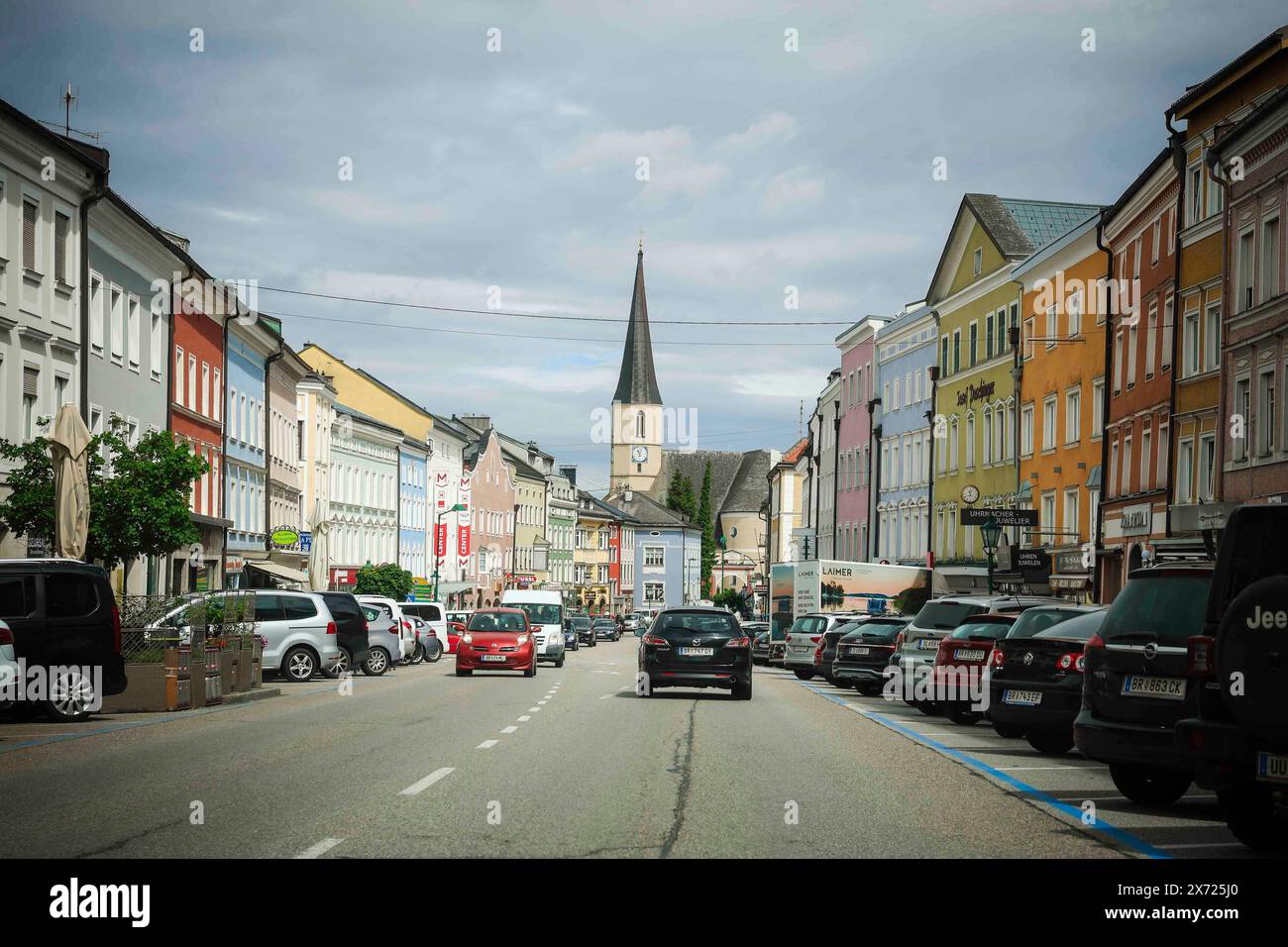 17.05.2024, Mattighofen AUT, Unterwegs in Oberösterreich, Symbolbild, Themenbild, Verschiedene Themenbilder, Ortsreportage, im Bild Ortsansicht, Stadtplatz, Mattighofen, *** 17 05 2024, Mattighofen AUT, sulla strada in alta Austria, quadro simbolico, quadro tematico, varie immagini tematiche, rapporto locale, nella foto vista locale, piazza della città, Mattighofen, Foto Stock