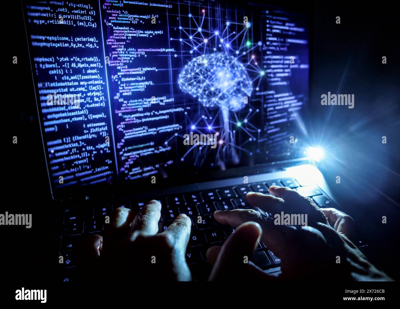 Colonia, Germania. 17 maggio 2024. Una persona lavora al computer con un'immagine illustrativa generata dall'intelligenza artificiale sullo schermo, che mostra il codice di vari linguaggi di programmazione e un diagramma di rete neurale. In occasione della riunione dei ministri delle telecomunicazioni del 21 maggio, i paesi dell'UE dovrebbero finalmente adottare la legge sull'IA nell'UE. Il Parlamento europeo aveva già dato il via libera al progetto in precedenza. Crediti: Oliver Berg/dpa/Alamy Live News Foto Stock