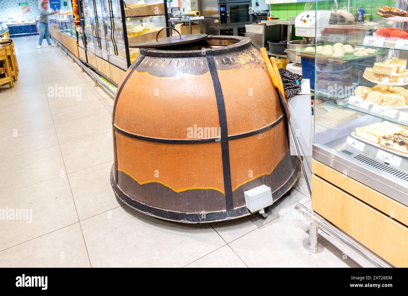 Samara, Russia - 30 aprile 2024: Grande forno tandyr per preparare pane piatto in un negozio di catena Foto Stock