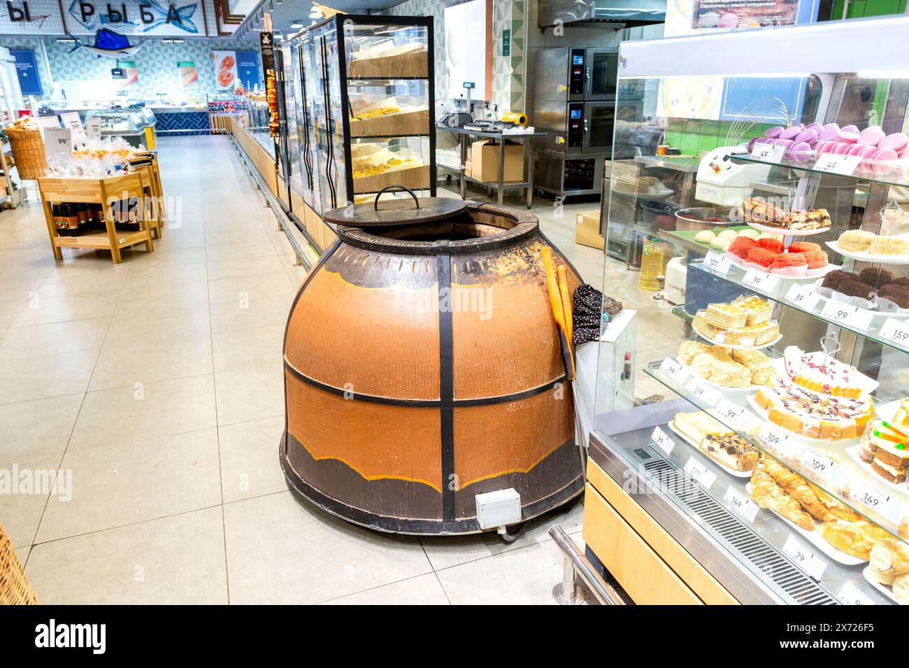 Samara, Russia - 30 aprile 2024: Grande forno tandyr per preparare pane piatto in un negozio di catena Foto Stock