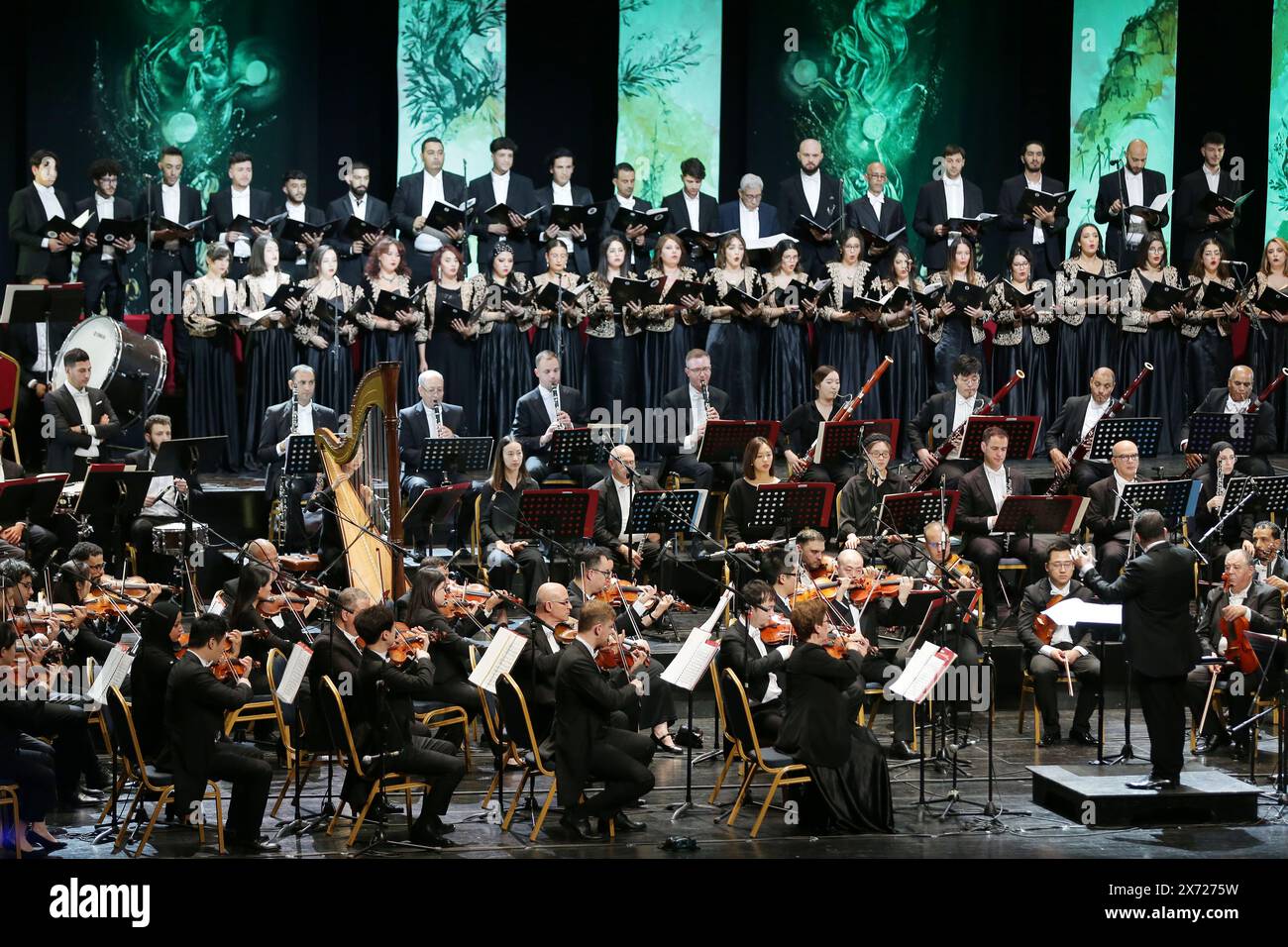 Il 13° Festival culturale Internazionale di musica Sinfonica aprirà all'Opera d'Algeri in Algeria il 16 maggio 2024, con la partecipazione di 14 paesi, e la Cina è ospite d'onore del festival (foto di Billel Bensalem/APP/NurPhoto).0 credito: NurPhoto SRL/Alamy Live News Foto Stock