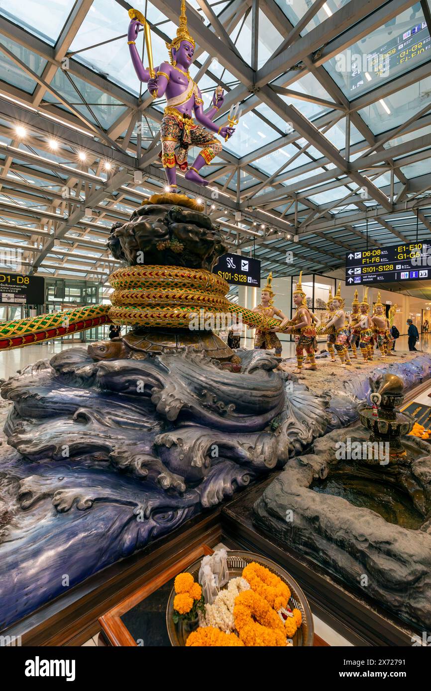 All'interno del terminal dell'Aeroporto Internazionale di Suvarnabhumi, scena dello slancio della statua dell'Oceano del latte, Bangkok, Thailandia Foto Stock