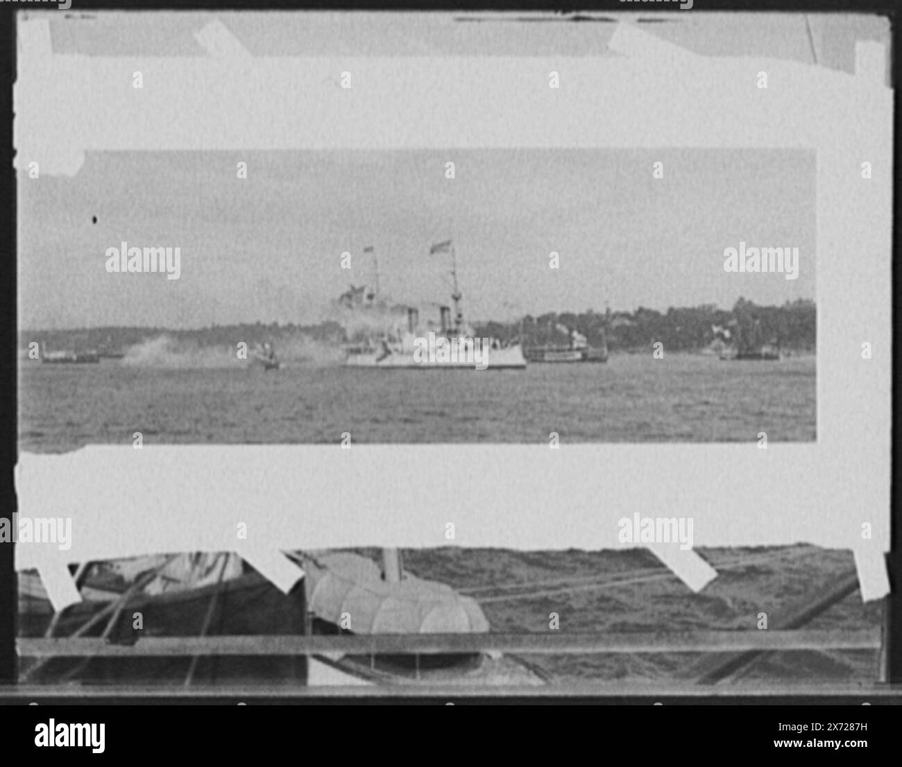 U.S.S. Olympia, Dewey Naval Parade, Attribution to Hart based on negatives D428-727 and D4-20807., Date from Detroit, Catalogue J (1901)., '4' on negative., Detroit Publishing Co. N. 0731., Gift; State Historical Society of Colorado; 1949, Olympia (Cruiser) , Dewey Celebration, 1899. , Cruisers (navi da guerra), americano. , Parate e cerimonie navali. , Fiumi. , Stati Uniti, New York (Stato), New York. , Stati Uniti, New York (Stato), fiume Hudson. Foto Stock
