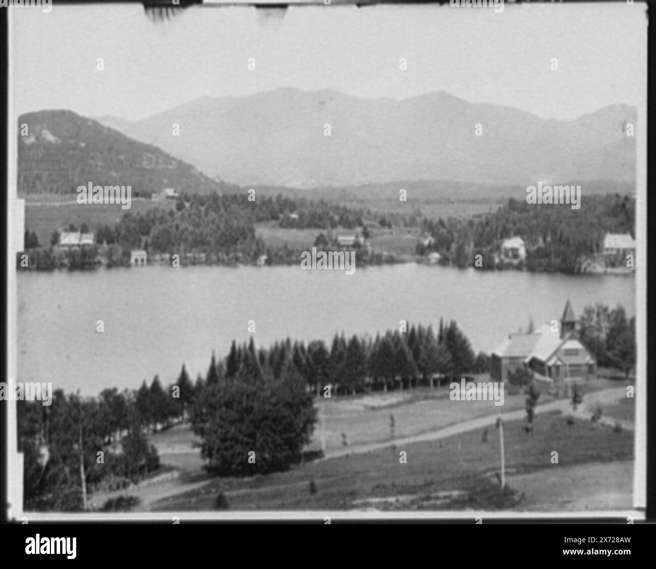 Mirror Lake, i negativi formano tre parti di un panorama in quattro parti, negativo centrale destro non in collezione., negativo sinistro elencato in Detroit Publishing Co. Log negativo come n. L-6074., elencato nel catalogo delle viste W. H. Jackson (1898) come "Mirror Lake and Lake Placid"; il titolo sul negativo centrale sinistro è "Mirror Lake and Lake Placid, Adirondack MTS.", "06074-4-L" sul negativo sinistro; "06074-4-LC" sul negativo centrale sinistro; '06074-4-R' su Right negative., Sky mascherato su tutti i negativi., 'Copyright di W. H. Jackson & Co., Denver, col.' su Left Center negative., commissionato dalla New York Central Railroad, Foto Stock