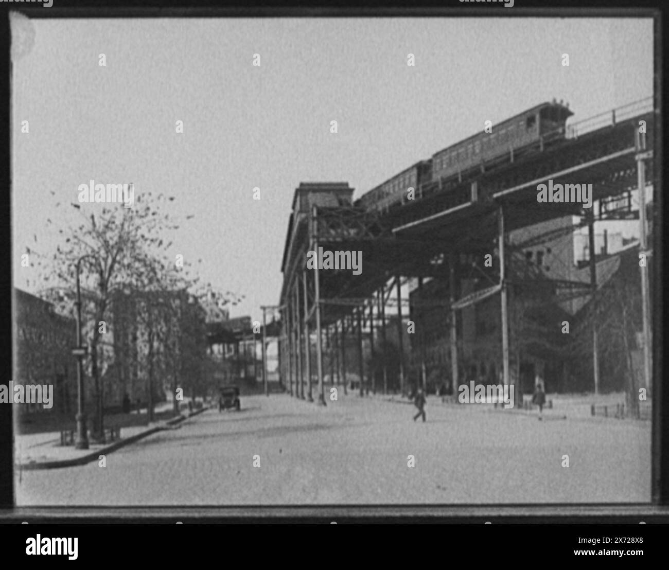110th Street curve, N.Y., Title from jacket., 'Hall' on negative., Detroit Publishing Co. No 035052., Gift; State Historical Society of Colorado; 1949, ferrovia sopraelevata. , Strade. , Stati Uniti, New York (Stato), New York. Foto Stock