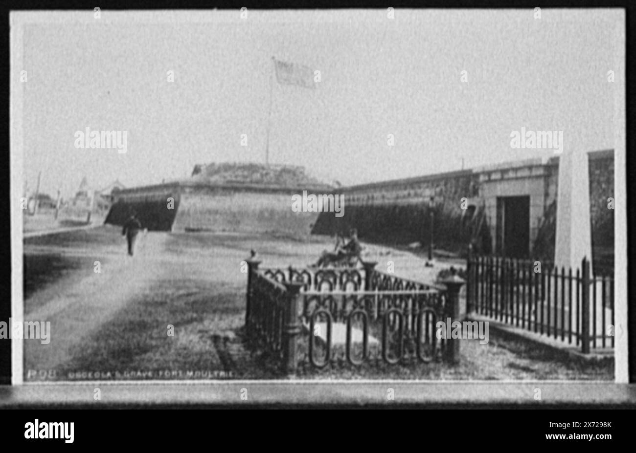 La tomba di Osceola, Fort Moultrie, Charleston, S.C., i negativi sono varianti vicine., Detroit Publishing Co. N. P 98., Gift; State Historical Society of Colorado; 1949., esposto come copia digitale in: 'Not an Ostrich: And Other Images from America's Library' presso Annenberg Space for Photography, 2018; Detroit Publishing Co. Sezione, Osceola, Seminole Chief, 1804-1838, Tomb. , Tombe e monumenti sepolcrali. , Forti e fortificazioni. , Stati Uniti, Carolina del Sud, Charleston. Foto Stock