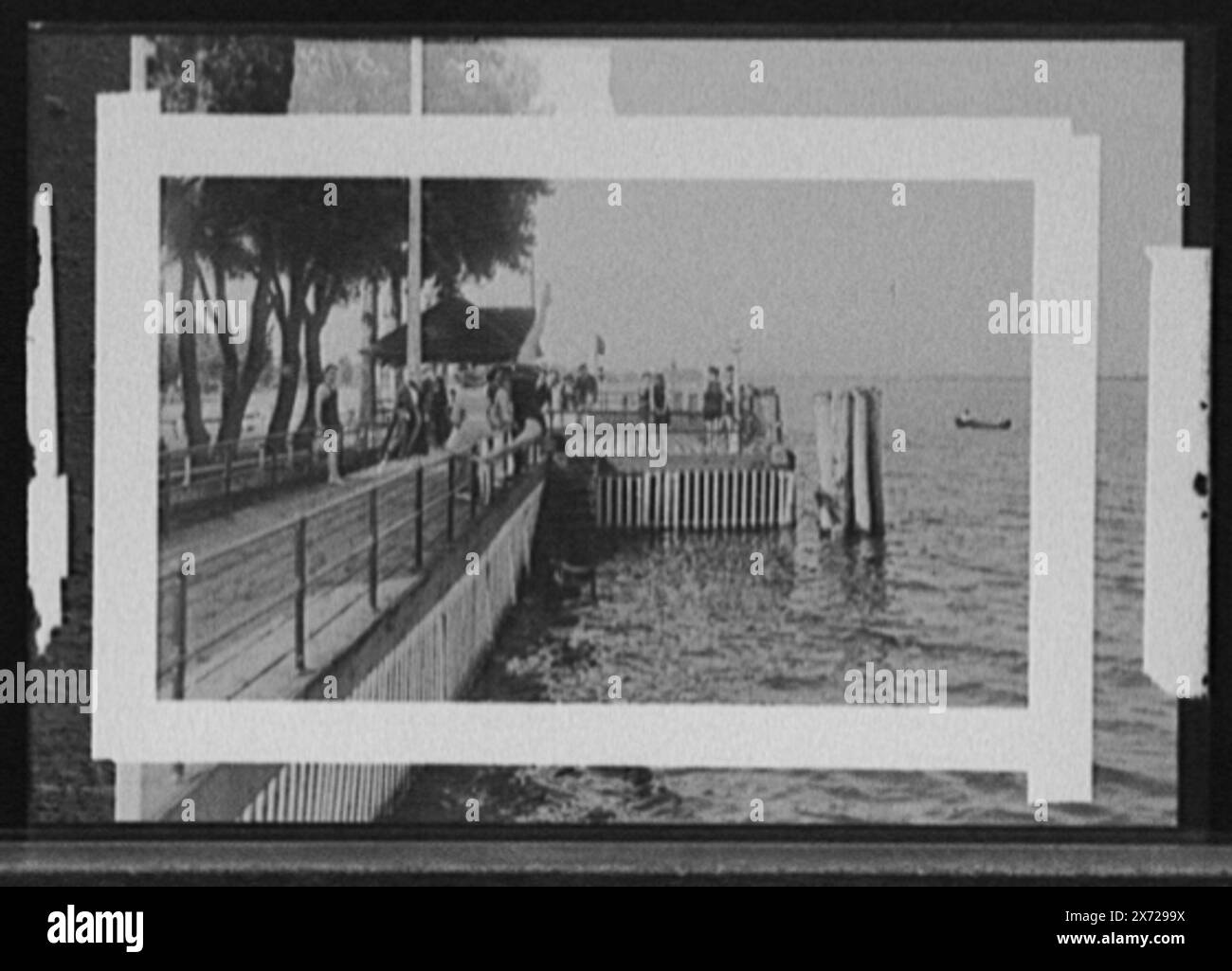 Bathing at Old Club, St. Clair Flats, Mich., Title from negative D4-73377., '516' on negative., No Detroit Publishing Co. No., Gift; State Historical Society of Colorado; 1949, Swimming. , Club. , Moli e moli. , Stati Uniti, Michigan, Saint Clair Flats. Foto Stock