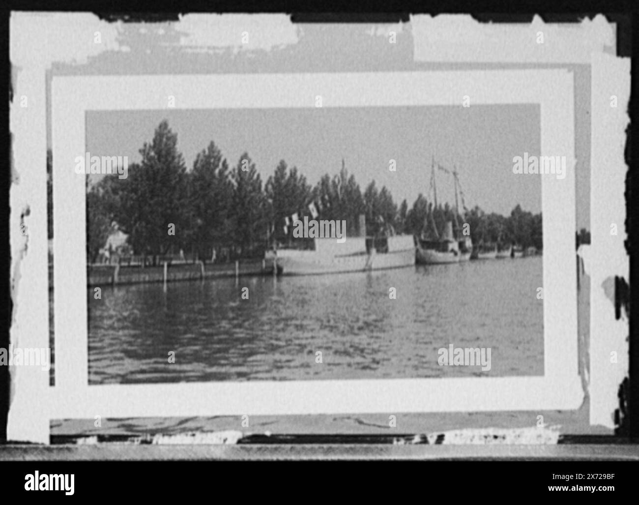 Old Club, North Water front, St. Clair Flats, Mich., Title from negative D4-73381., 'Thelma, Detroit' on first boat., No Detroit Publishing Co. No, Gift; State Historical Society of Colorado; 1949, Clubs. , Battelli a vapore. , Fronti d'acqua. , Stati Uniti, Michigan, Saint Clair Flats. Foto Stock
