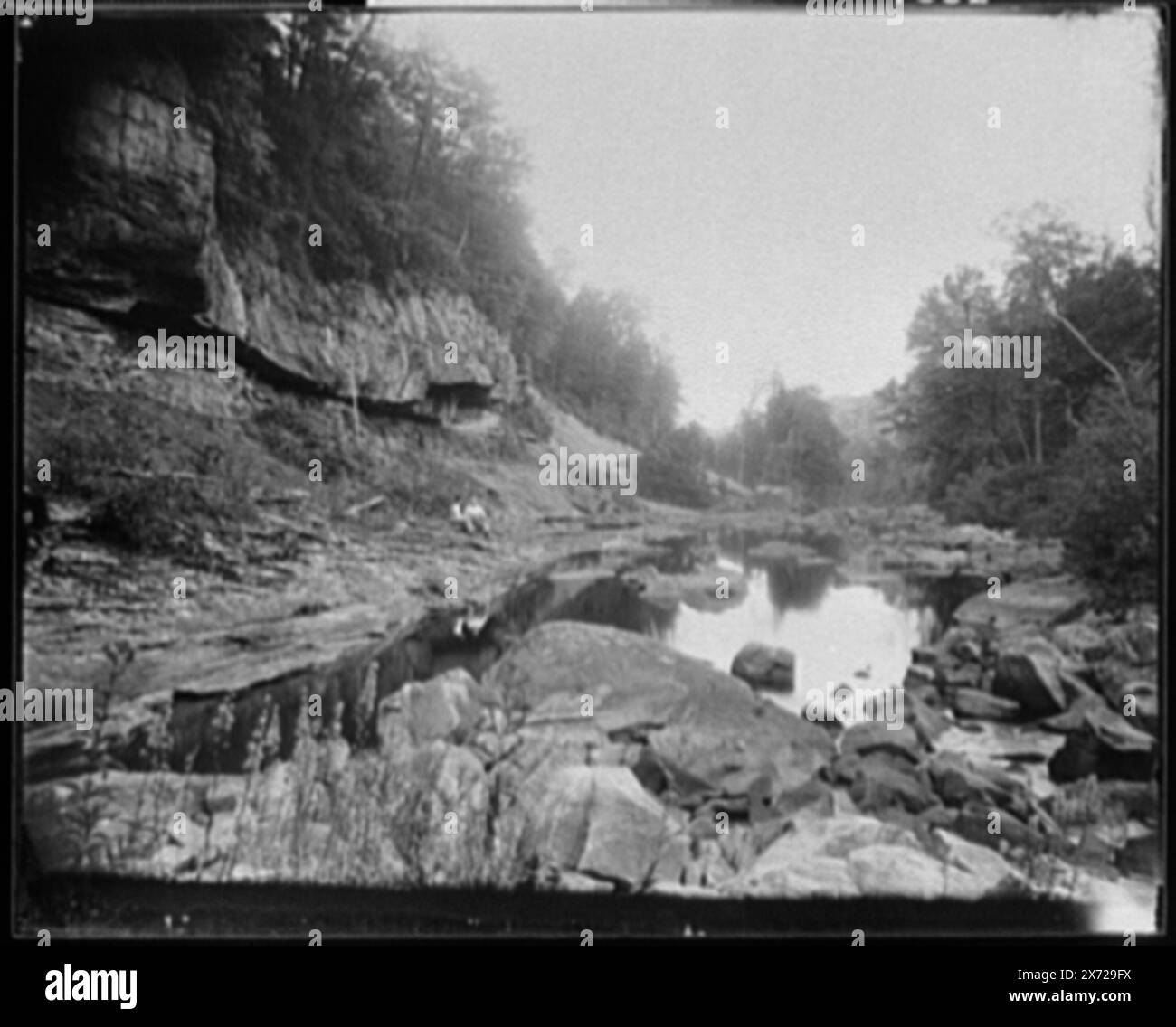 Hanging Rock, '1852' su negativo., Glass parzialmente dipinto., commissionato da West Virginia e Pittsburgh Railroad., Detroit Publishing Co. N. 01852., Gift; State Historical Society of Colorado; 1949., informazioni non verificate in questo record. campo 752. Controlla vicino a Laurel Creek, ruscelli. , Scogliere. , Stati Uniti, Virginia Occidentale. Foto Stock