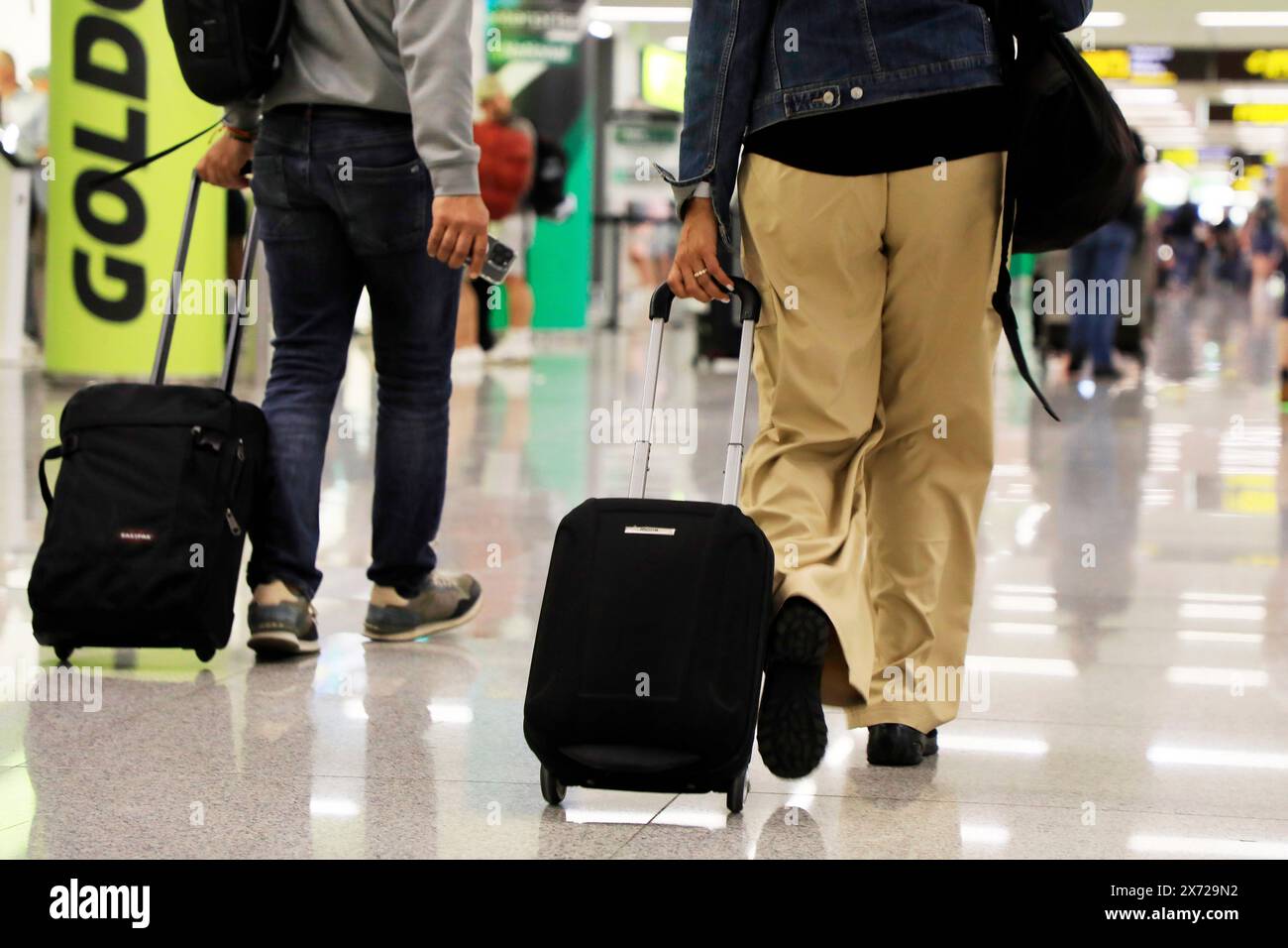 Palma, Spagna. 17 maggio 2024. I passeggeri arrivano all'aeroporto di Palma di Maiorca prima del fine settimana di Pentecoste. Credito: Clara Margais/dpa/Alamy Live News Foto Stock