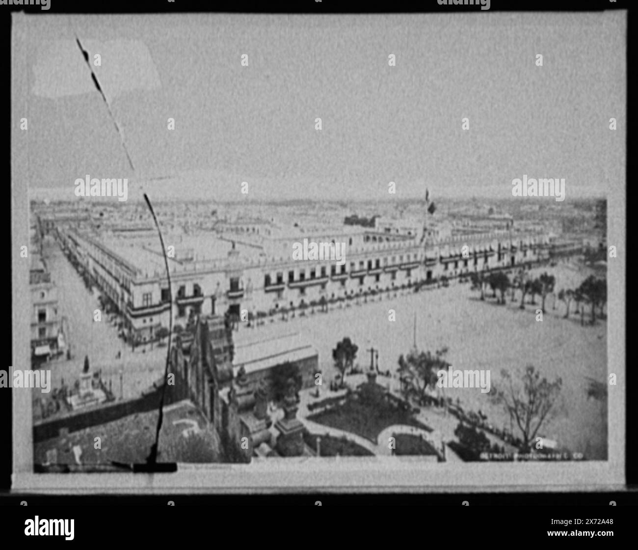 Palace from the Cathedral, City of Mexico, Mex., Title based on negative D4-3126., Attribution to Jackson based on Catalogue of the W.H. Jackson Views (1898)., include Plaza de Armas., Detroit Publishing Co. N. 0233., Gift; State Historical Society of Colorado; 1949, Castles & Palaces. , Plazas. , Messico, città del Messico. Foto Stock