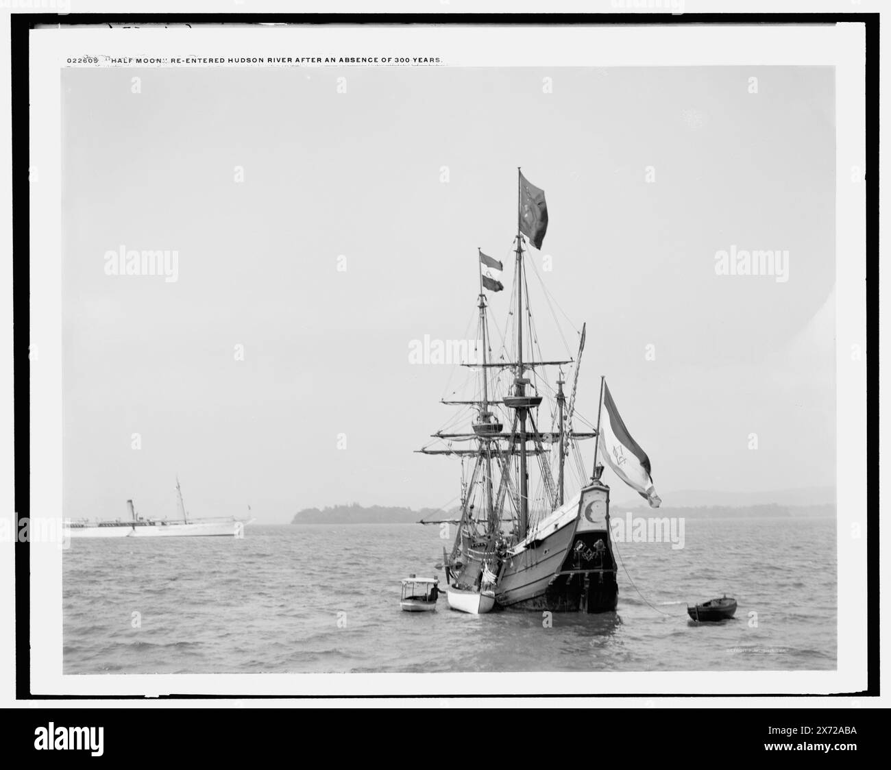 Half Moon rientrò nel fiume Hudson dopo un'assenza di 300 anni, Detroit Publishing Co. N. 022605., Gift; State Historical Society of Colorado; 1949, Half Moon (Ship : Replica) , Hudson-Fulton Celebration, 1909. , Navi. , Parate e cerimonie navali. , Stati Uniti, New York (Stato), fiume Hudson. Foto Stock