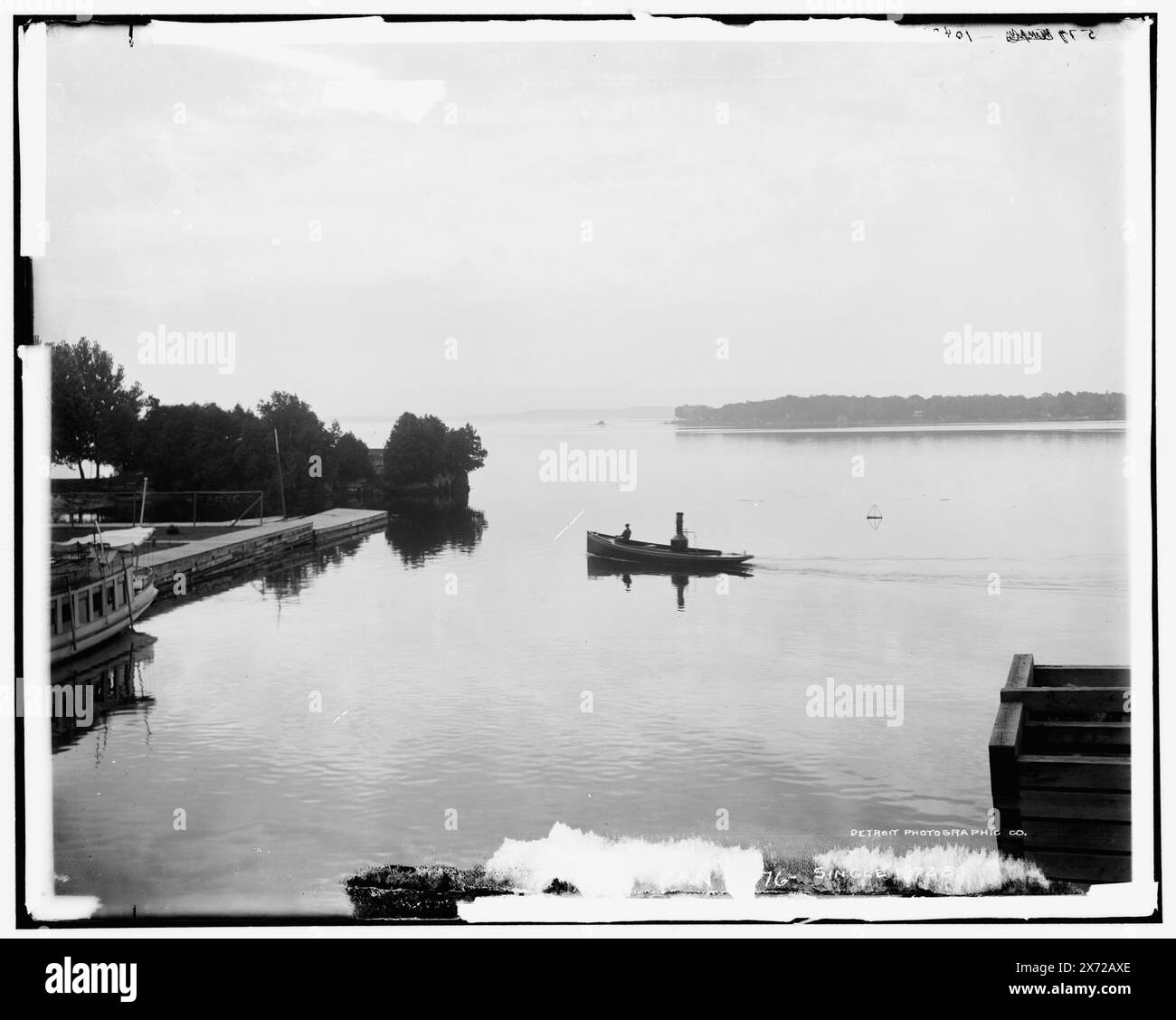 Gananoque Inn, Thousand Islands, Title from Detroit, Catalogo J (1901)., Inn non in foto; originariamente parte di un panorama in due parti; altra sezione mancante., 'Pan 10476, single 12728, 577' su negativo., Detroit Publishing Co. n. 012726, 010476., Gift; State Historical Society of Colorado; 1949, Waterfront. , Isole. , Canada, Ontario, Thousand Islands. , Canada, Ontario, Gananoque. Foto Stock