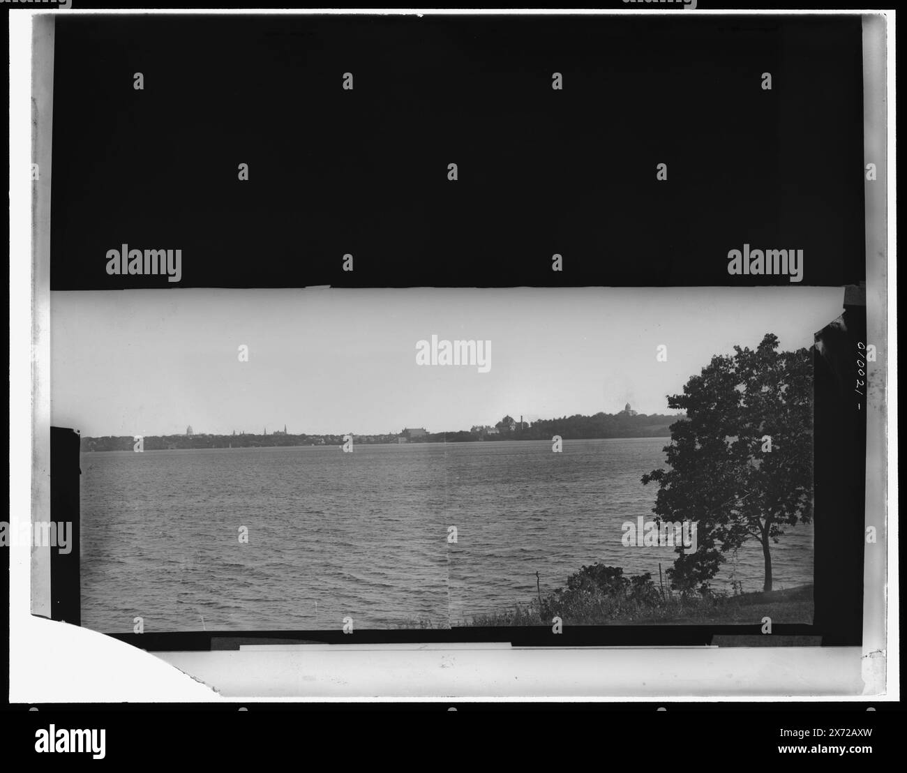 Madison, Wisconsin, vista da picnic Point, lago Mendota, due fotografie formano un panorama. I lucidi LC-D4-10021 L e R mostrano le sezioni sinistra e destra. Due lucidi, varianti vicine l'uno all'altro, mostrano l'intero panorama (LC-D4-10021 A e B)., '4639 PAN' su trasparenza LC-D4-10021 L., Detroit Publishing Co. N. 04639., Gift; State Historical Society of Colorado; 1949, Lakes & Pond. , Stati Uniti, Wisconsin, Madison. , Stati Uniti, Wisconsin, Mendota, Lake. Foto Stock