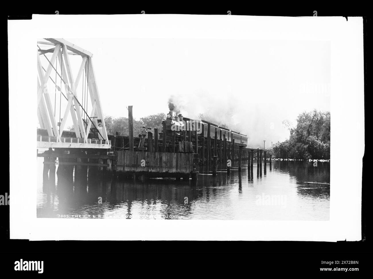 Il J.T. & K.W. Rye. Crossing the St. John's, Attribution to Jackson based on Catalogue of the W.H. Jackson Views (1898)., negative taped to second sheet of glass., Detroit Publishing Co. N. 7005., Gift; State Historical Society of Colorado; 1949, Railroad Bridges. , Ferrovie. , Fiumi. , Stati Uniti, Florida, fiume Saint John. Foto Stock