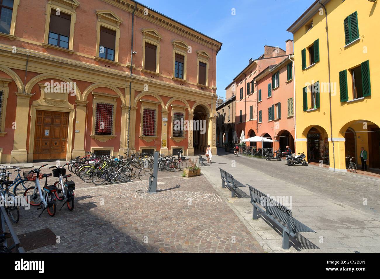 Bologna è piena di edifici pittoreschi e dai colori vivaci, soprattutto rossi. Bologna, infatti, è la città rossa nelle cui strade piene di portici una Foto Stock