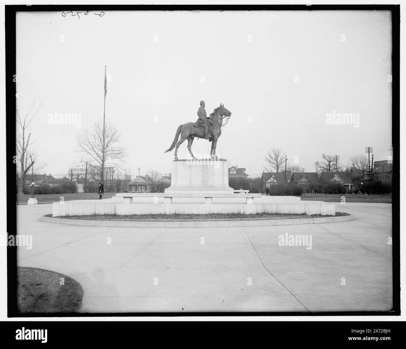 Statua di Nathan Bedford Forrest, Forrest Park, Memphis, Tenn., titolo da giacca. "g 6750" in negativo. Detroit Publishing Co. n. 039530., Gift; State Historical Society of Colorado; 1949, Forrest, Nathan Bedford, 1821-1877, statue. , Parchi. , Monumenti e memoriali. , Scultura. , Stati Uniti, Tennessee, Memphis. Foto Stock