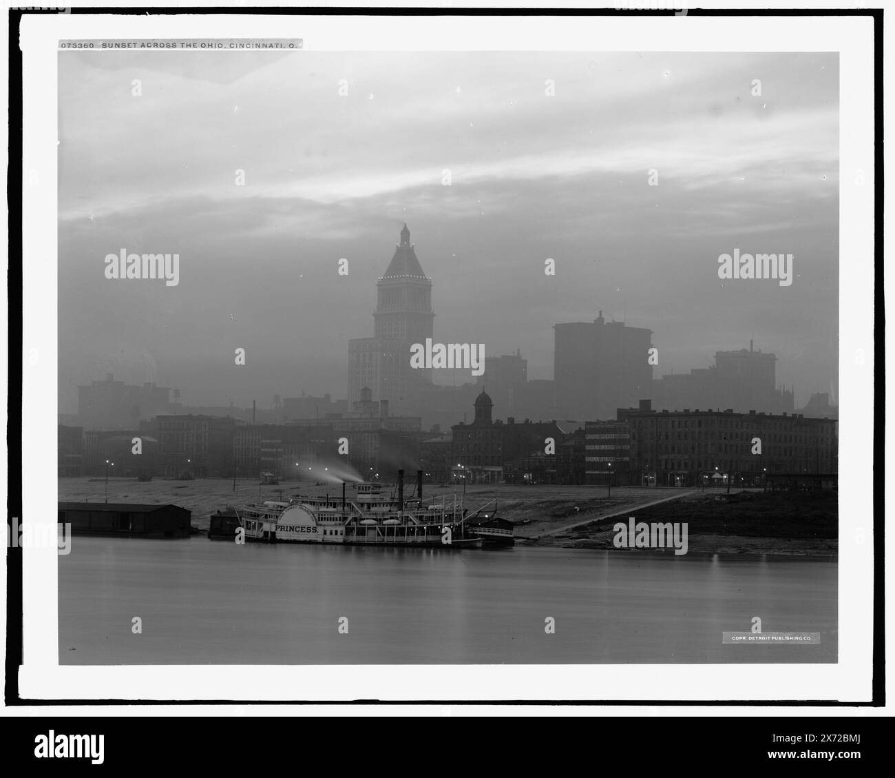 Sunset Across the Ohio, Cincinnati, Ohio, 'MCC 1149' su negative., Detroit Publishing Co. No 073360., Gift; State Historical Society of Colorado; 1949, Waterfront. , Fiumi. , Alba e tramonti. , Stati Uniti, Ohio, Cincinnati. , Stati Uniti, fiume Ohio. Foto Stock