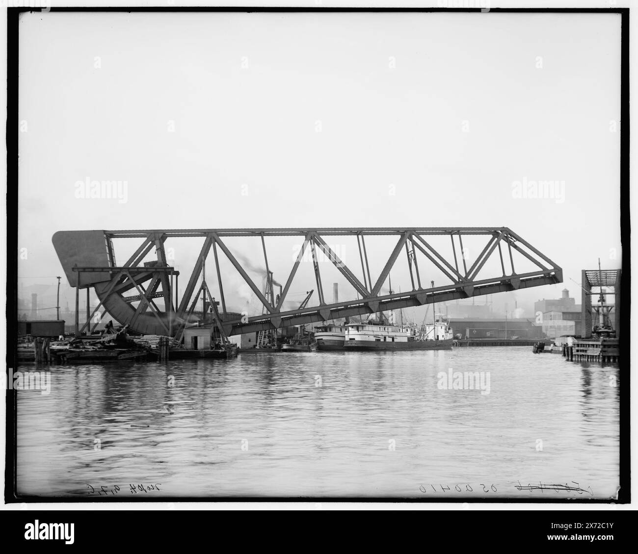 Cleveland, Ohio, ponte sollevatore, titolo da giacca. 'No. 104, G.F.C.' su negative., Detroit Publishing Co. n. 0500410., Gift; State Historical Society of Colorado; 1949, ponti levatoi. , Stati Uniti, Ohio, Cleveland. Foto Stock