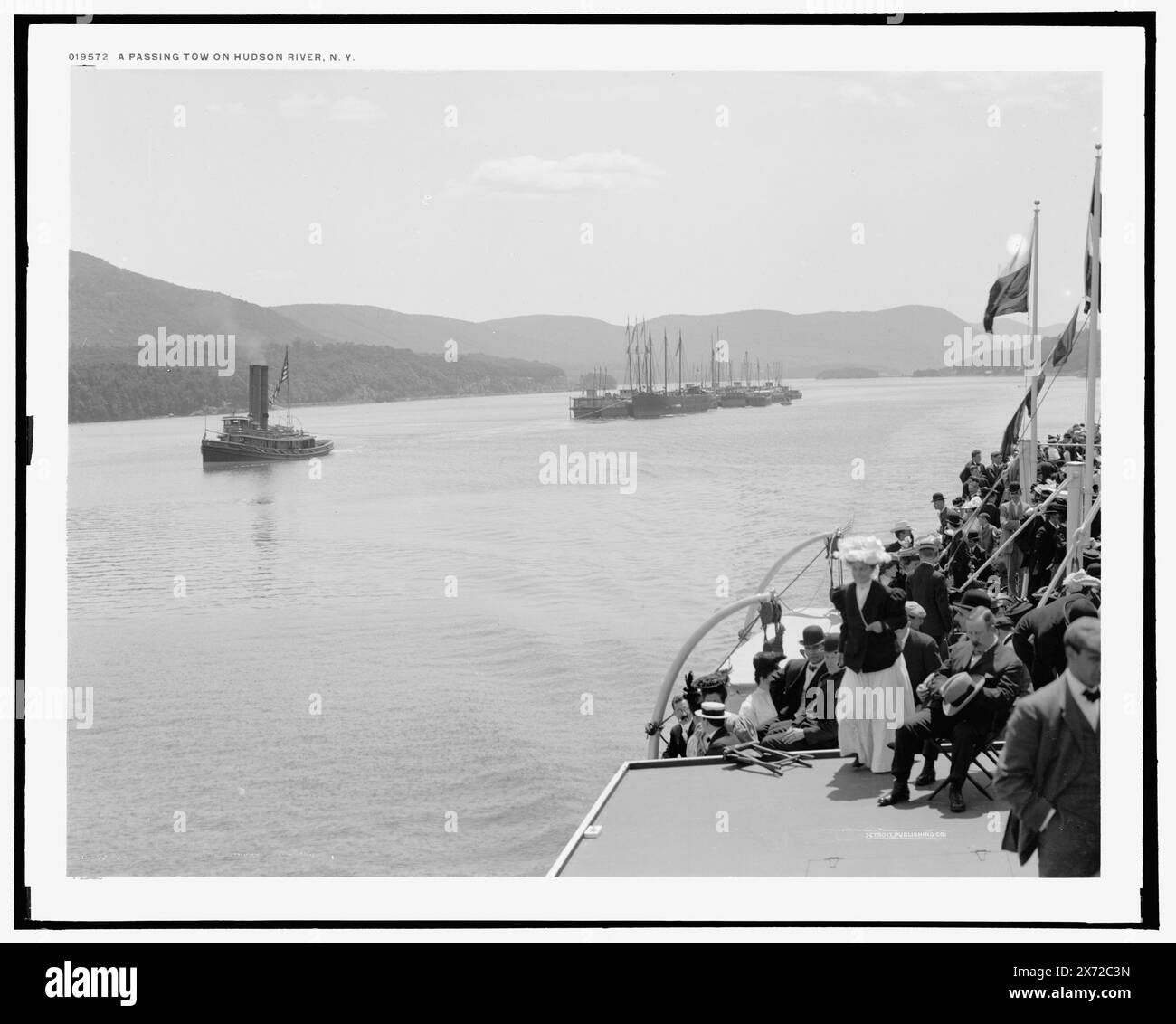 Un rimorchio di passaggio sul fiume Hudson, N.Y., Detroit Publishing Co. N. 019572., Gift; State Historical Society of Colorado; 1949, Rivers. , Rimorchiatori. , Passeggeri. , Battelli a vapore. , Stati Uniti, New York (Stato), fiume Hudson. Foto Stock