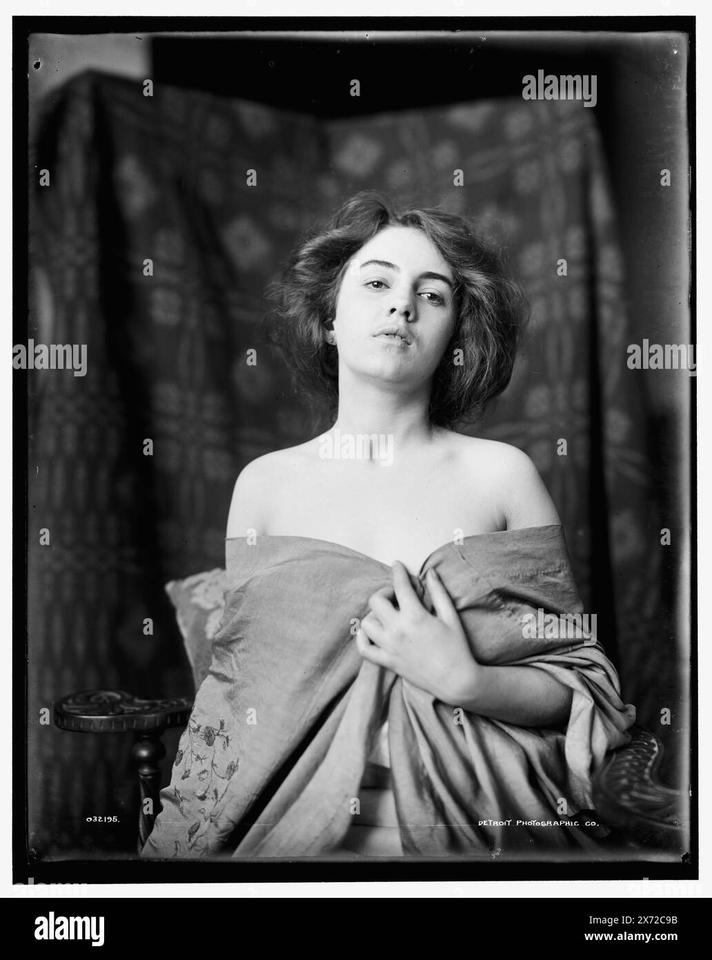 Modello, capelli sciolti, titolo da giacca, Detroit Publishing Co. N. 032195., Gift; State Historical Society of Colorado; 1949, Artists' Models. , Donne. Foto Stock