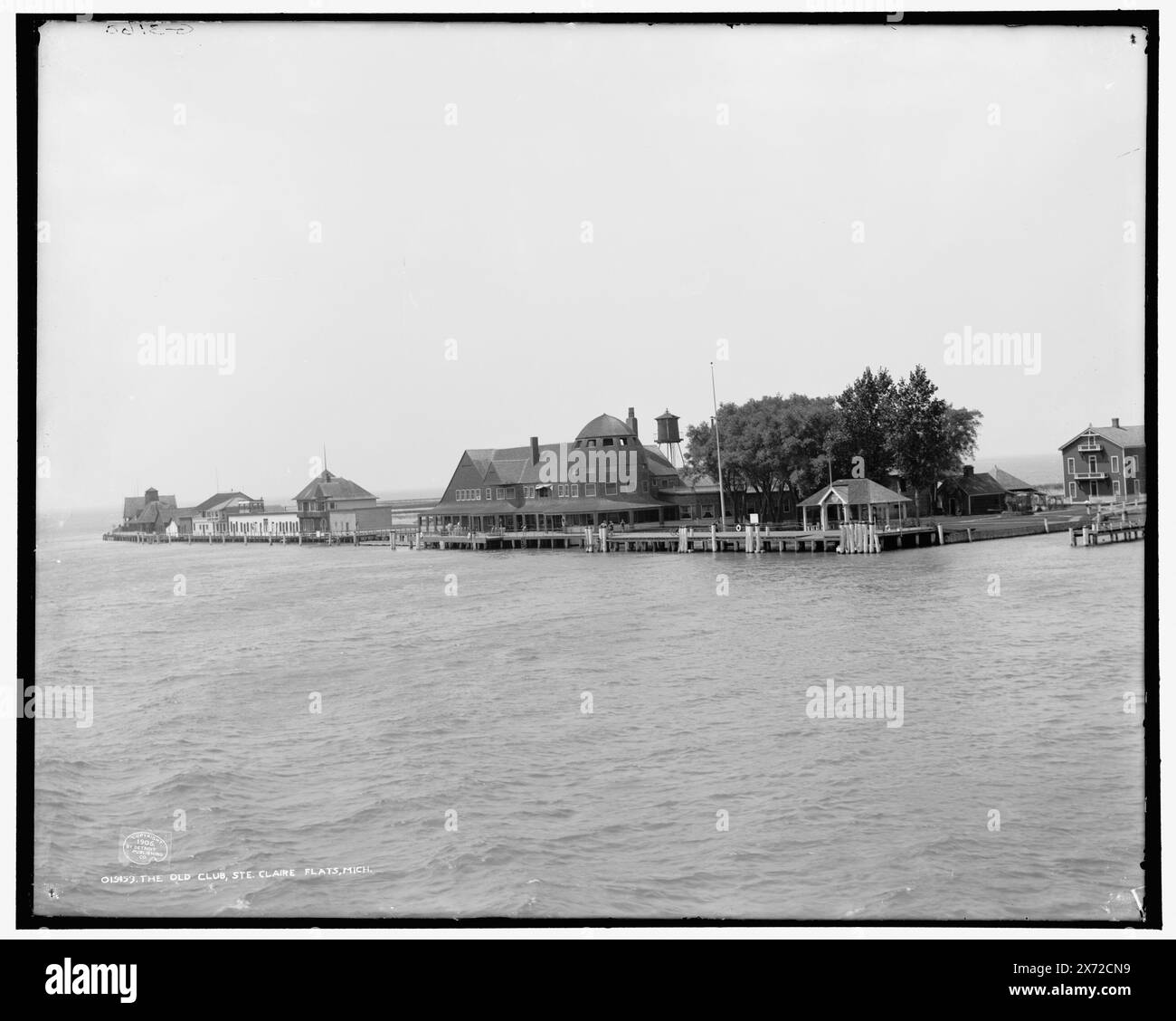 Il vecchio club, Ste. Claire sic Flats, Mich., corrispondente vetro trasparente (con lo stesso codice di serie) disponibile su videodisc frame 1A-30550., possibilmente uno yacht club., 'G 3160' su negativo., Detroit Publishing Co. N.. 019159., Gift; State Historical Society of Colorado; 1949, Clubs. , Clubhouse. , Fronti d'acqua. , Stati Uniti, Michigan, Saint Clair Flats. Foto Stock