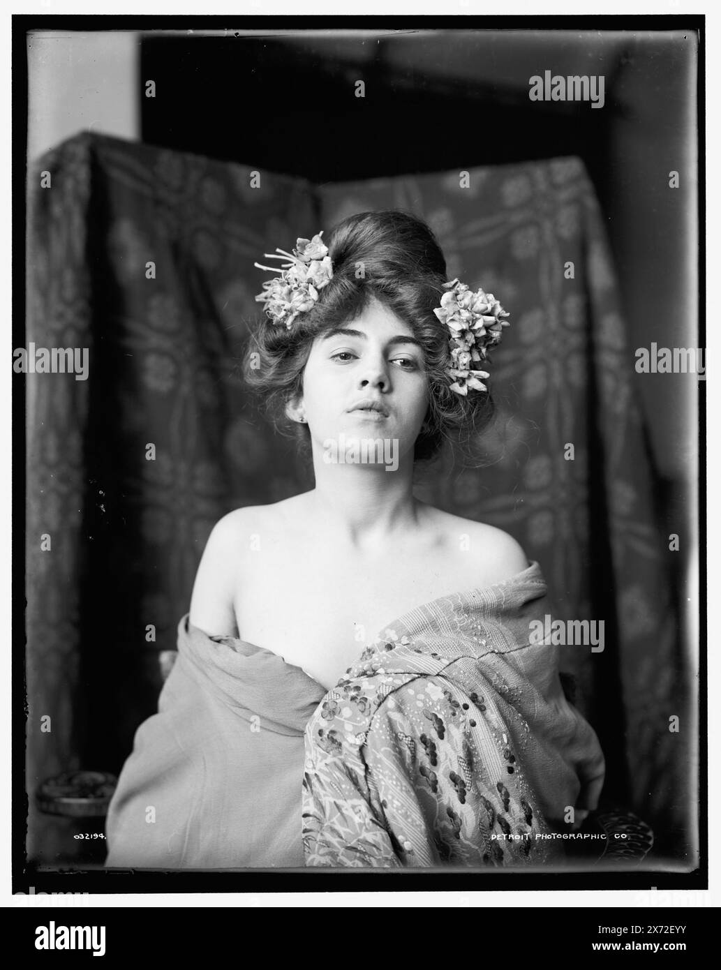 Modello, fiori in capelli, livello testa, titolo da giacca., Detroit Publishing Co. N. 032194., Gift; State Historical Society of Colorado; 1949, Artists' Models. , Donne. Foto Stock
