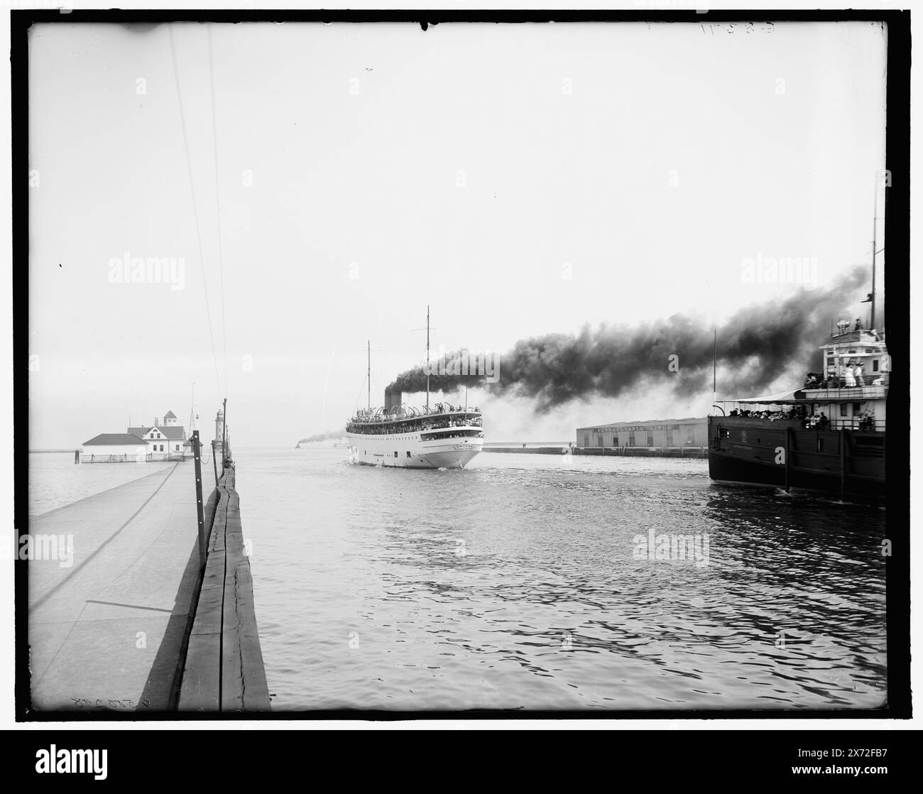 Partenza piroscafi, Detroit & Cleveland Navigation Co. Molo, Cleveland, Ohio, titolo da giacca., "G 8371" su negativo., Detroit Publishing Co. N. 500298., Gift; State Historical Society of Colorado; 1949, Steamboats. , Moli e moli. , Stati Uniti, Ohio, Cleveland. Foto Stock