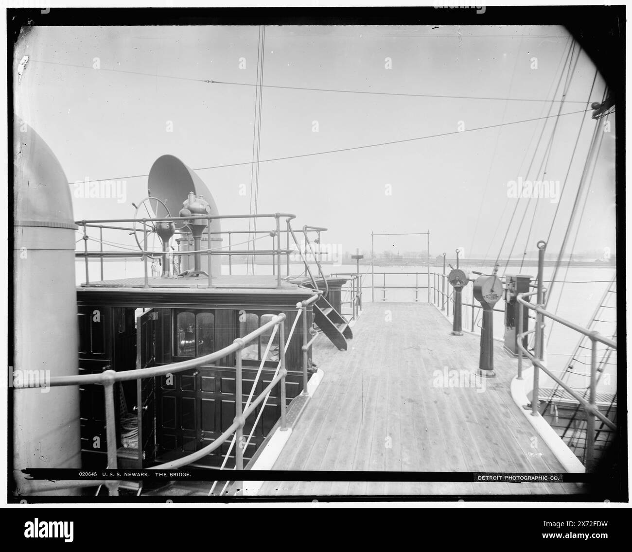 U.S.S. Newark, The bridge, Attribution based on negative D4-20638., Date based on Detroit, Catalogue J (1901)., Detroit Publishing Co. N. 020645., Gift; State Historical Society of Colorado; 1949, Newark (Cruiser) , Cruisers (Warships), American. , Equipaggiamento della nave e attrezzatura. Foto Stock