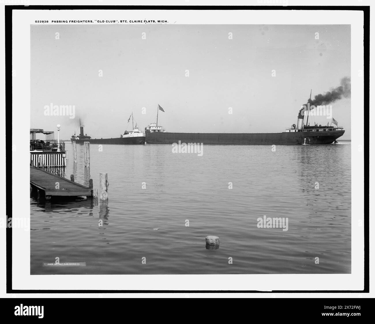 Trasporto merci di passaggio, Old Club, Ste. Claire sic Flats, Mich., forse il cargo J.E. Upson., Detroit Publishing Co. N. 022838., Gift; State Historical Society of Colorado; 1949, Cargo Ships. , Moli e moli. , Fiumi. , Stati Uniti, Michigan, Saint Clair Flats. Foto Stock