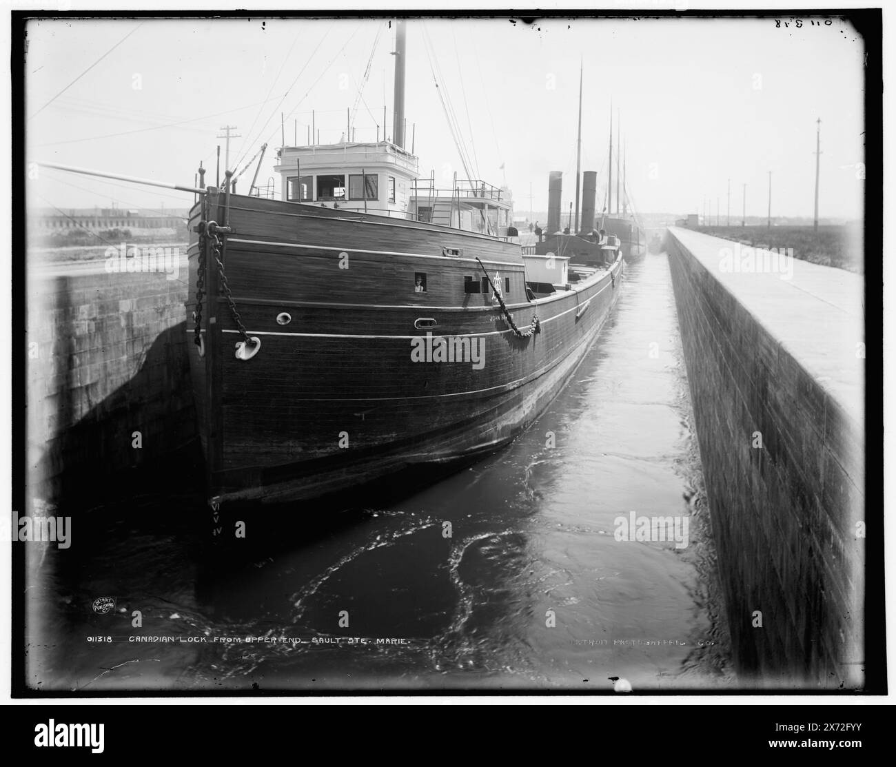 Serratura canadese dall'estremità superiore, Sault Ste. Marie, Date based on Detroit, Catalogue F (1899)., Detroit Publishing Co. N. 011318., Gift; State Historical Society of Colorado; 1949, Locks (Hydraulic engineering) , Ships. , Canada, Ontario, Sault Sainte Marie. , Canada, Ontario, Sault Sainte Marie Canal. Foto Stock