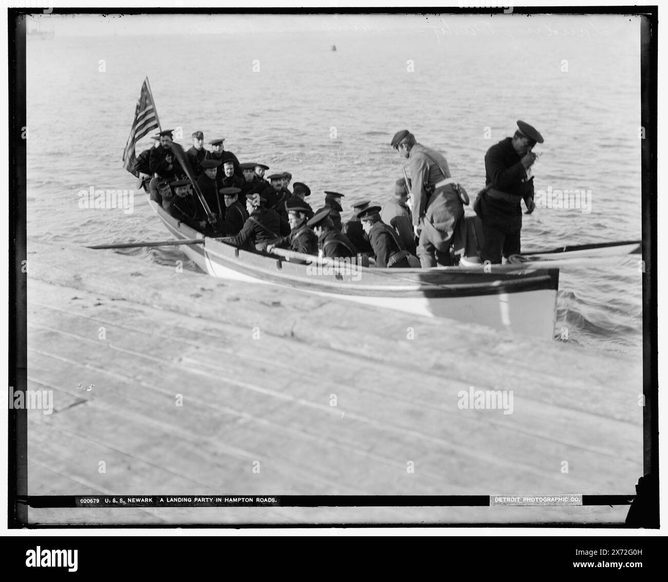 U.S.S. Newark, a landing party in Hampton Roads, Attribution based on negative D4-20638., Date based on Detroit, Catalogue J (1901)., Detroit Publishing Co. N. 020679., Gift; State Historical Society of Colorado; 1949, Newark (Cruiser) , Stati Uniti., Navy. , Barche. , Moli e moli. , Marinai, americani. , Stati Uniti, Virginia, Hampton Roads. Foto Stock