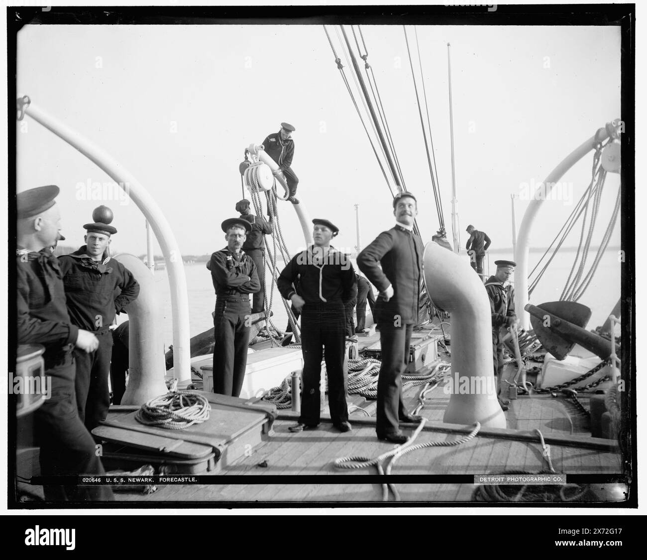 U.S.S. Newark, forecastle, Attribution based on negative D4-20638., Date based on Detroit, Catalogue J (1901)., Detroit Publishing Co. N. 020646., Gift; State Historical Society of Colorado; 1949, Newark (Cruiser) , Stati Uniti., Navy. , Cruisers (navi da guerra), americano. , Marinai, americani. , Equipaggiamento della nave e attrezzatura. Foto Stock