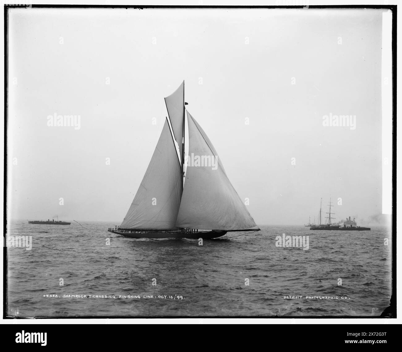 Shamrock i croce traguardo, secondo titolo in negativo: Shamrock al traguardo, 10 min. Dietro Columbia., '42' in negativo., Detroit Publishing Co. No. 05552., Gift; State Historical Society of Colorado; 1949, Shamrock i (Yacht) , America's Cup races. , Regate. , Yachts. Foto Stock